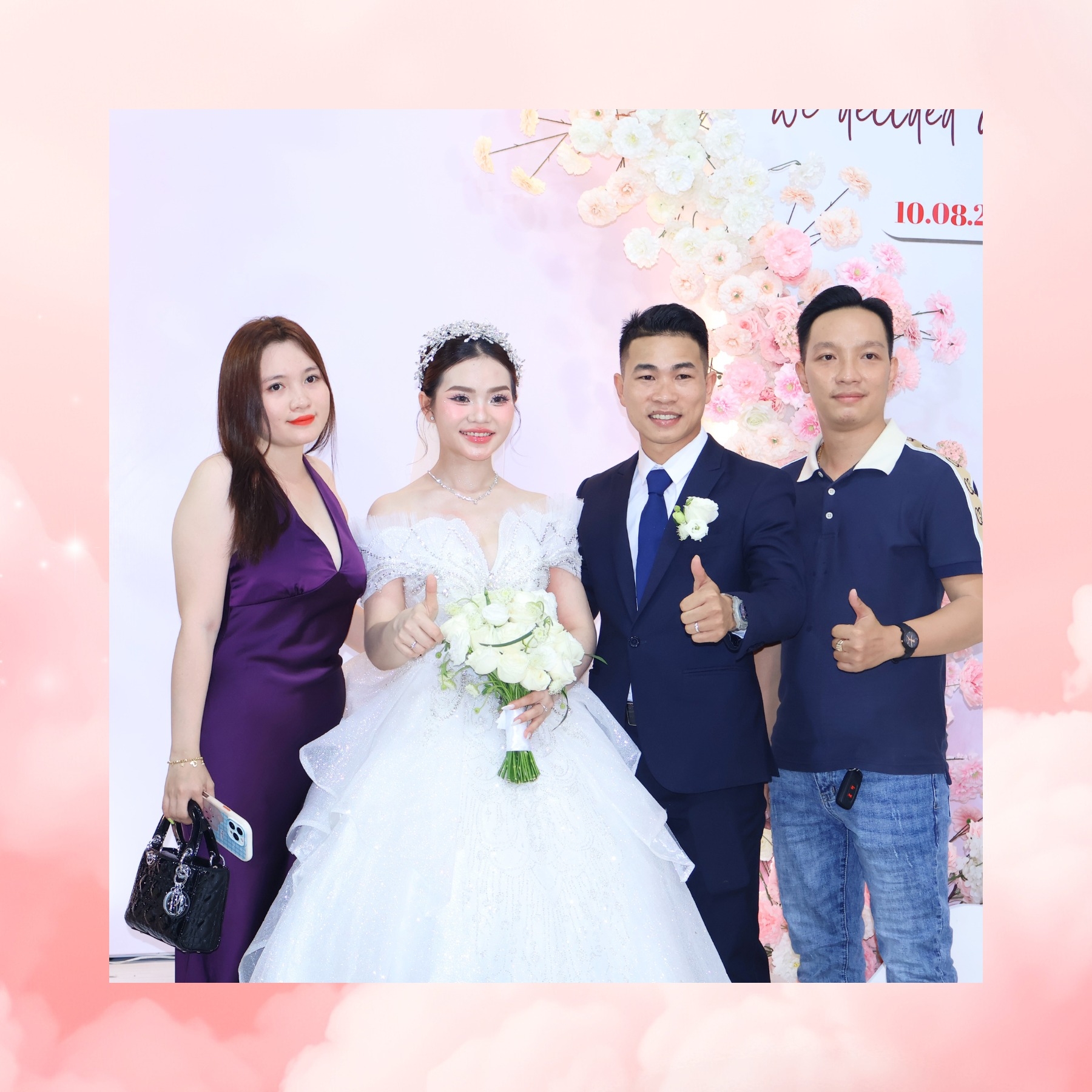 cô dâu chú rể chụp ảnh cùng bạn bè