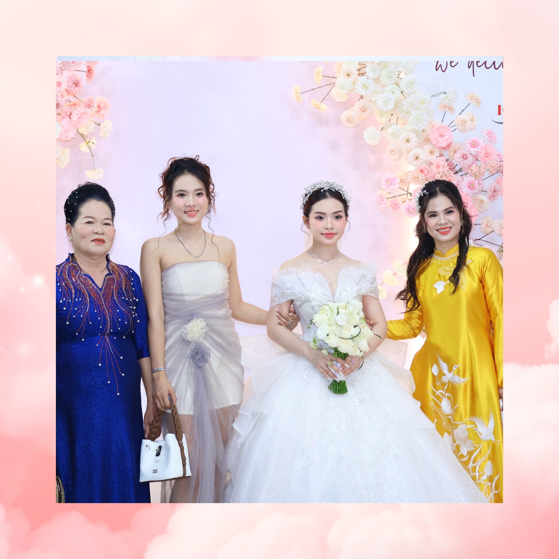 cặp đôi thành đạt và khánh băng chụp ảnh bên khách mời