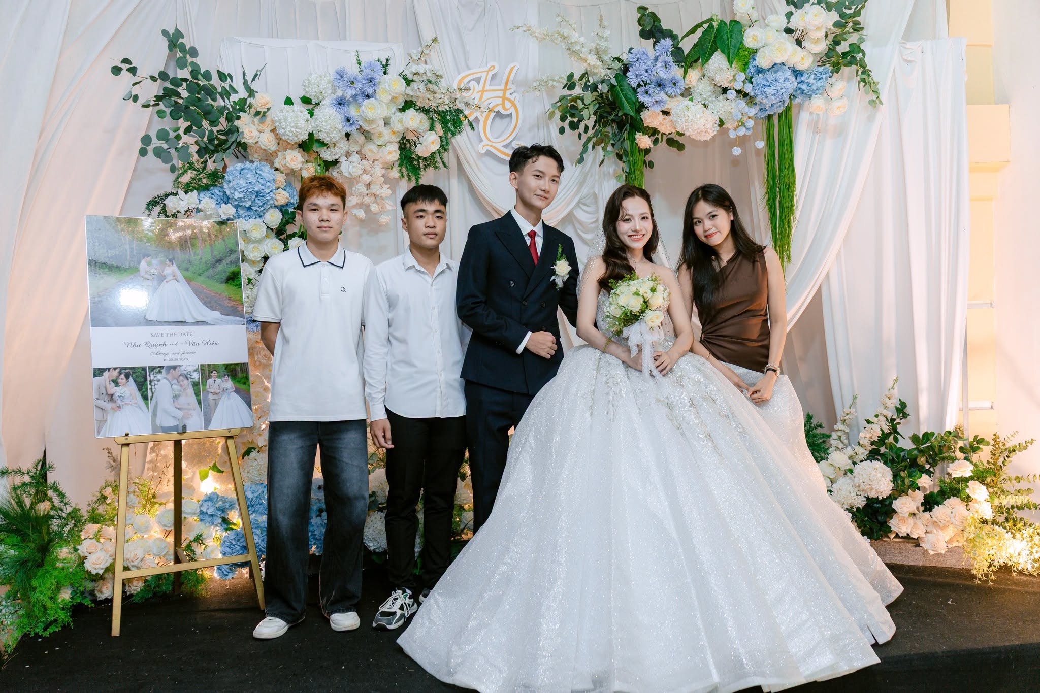 cô dâu chú rể cùng dàn khách mời