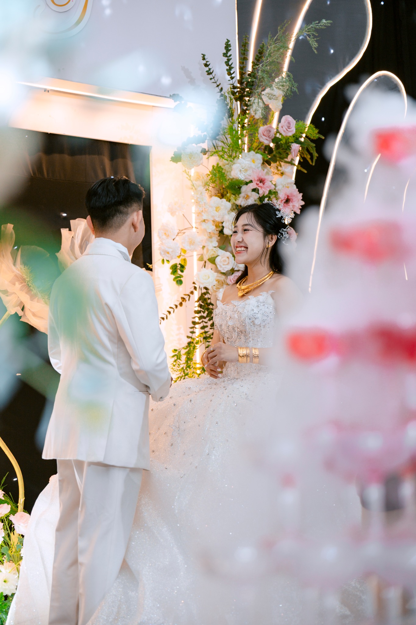 nụ cười cô dâu dành cho chú rể