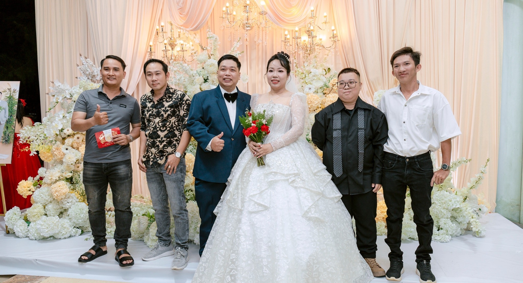 cô dâu chú rể cùng khách mời