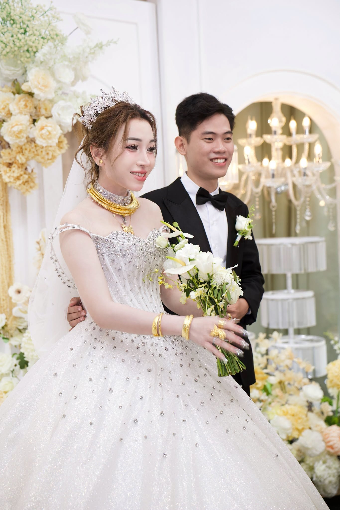 cô dâu chú rể chụp ảnh cùng nhau