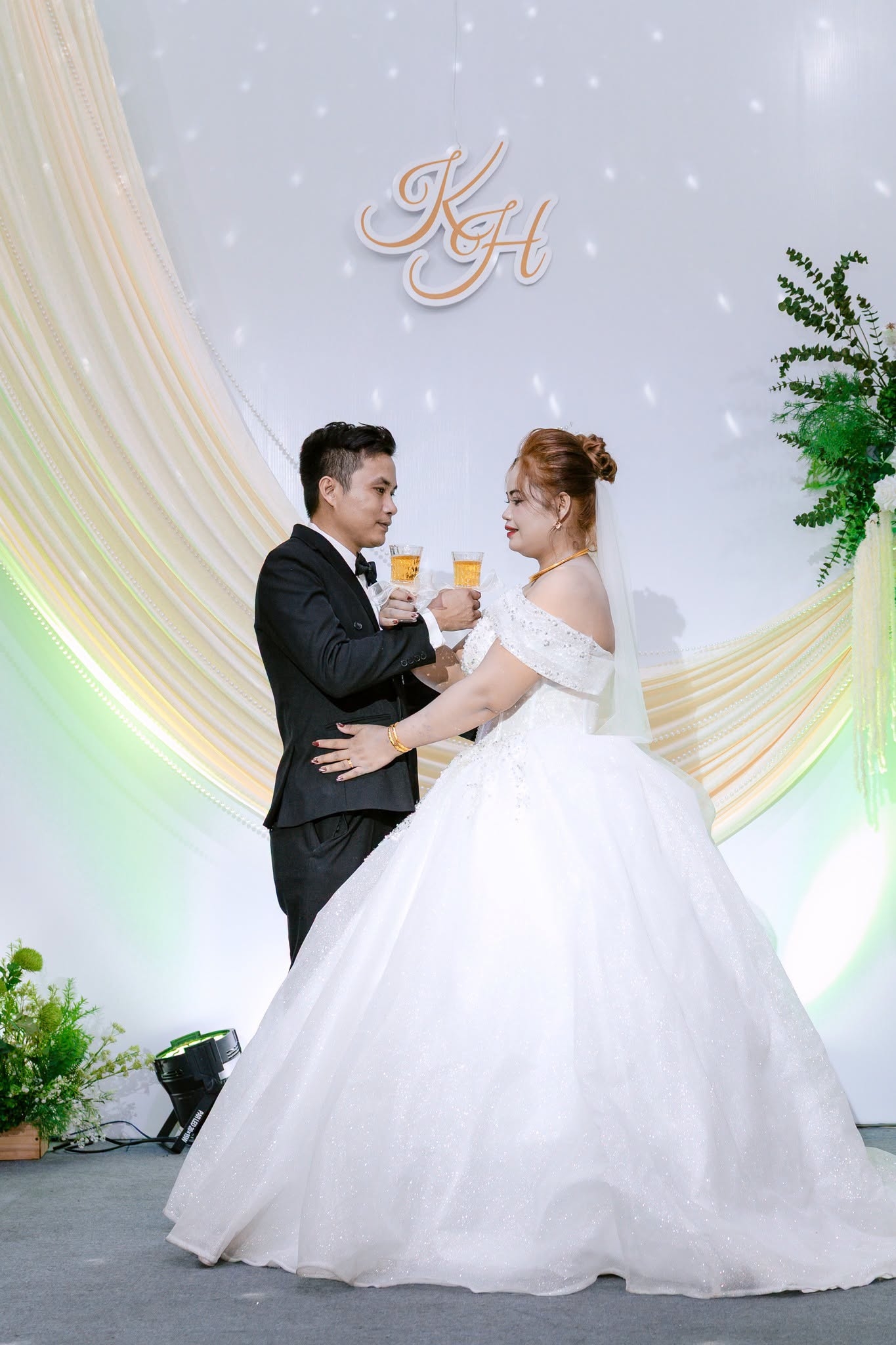 cô dâu chú rể uống rượu giao bôi
