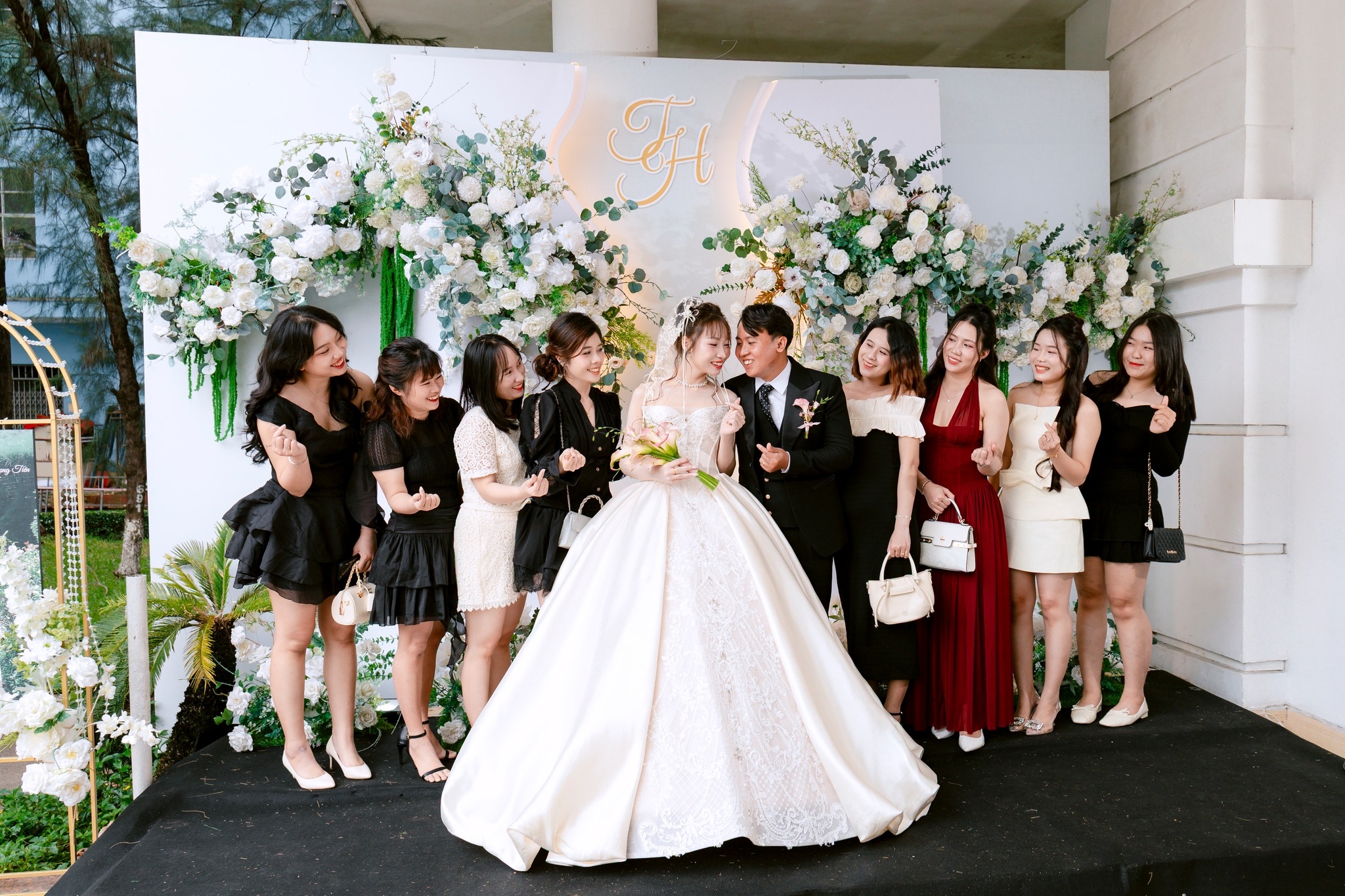 cô dâu chú rể chụp ảnh cùng bạn bè