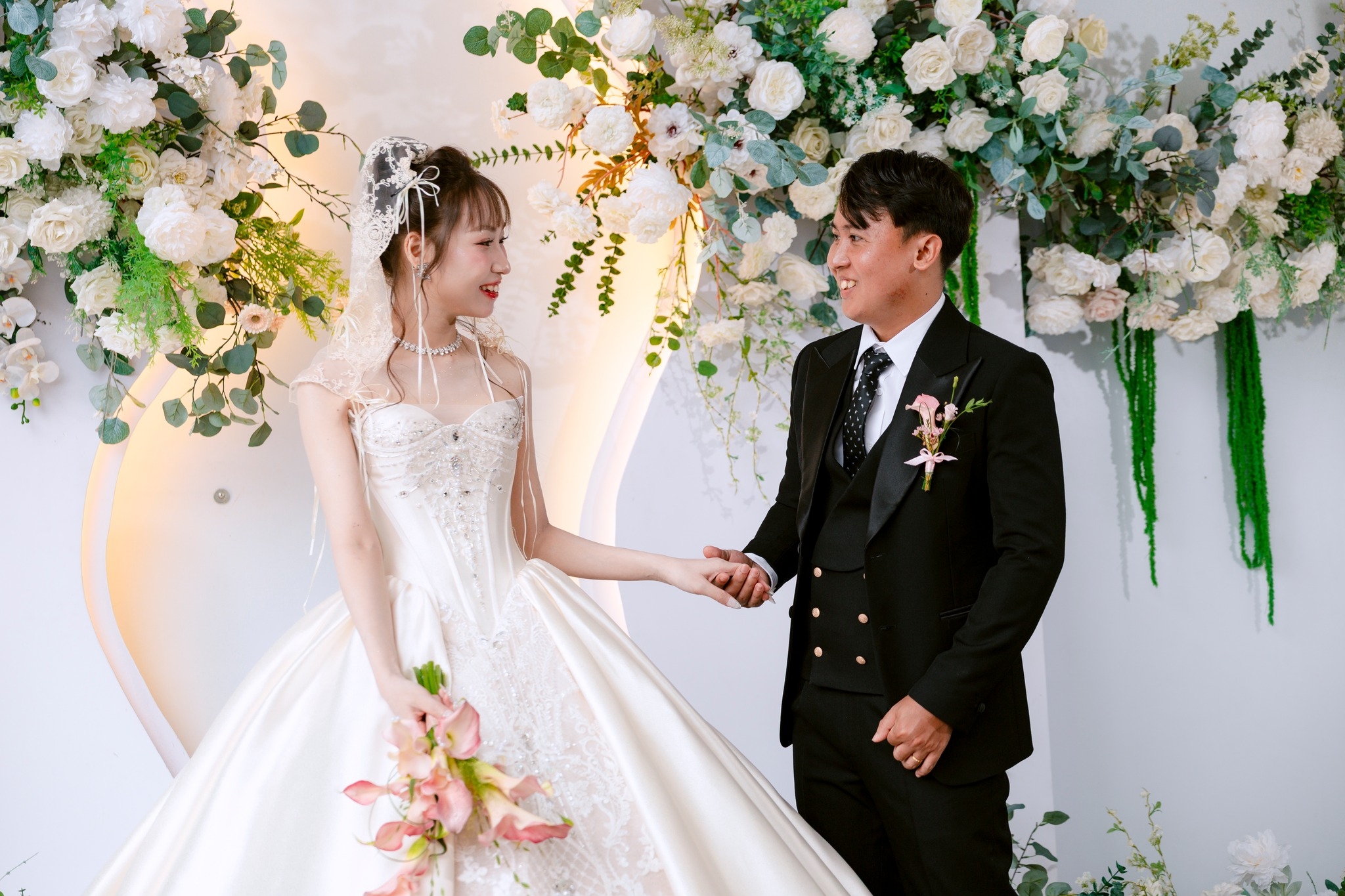 khoảnh khắc cô dâu chú rể chạm tay nhau