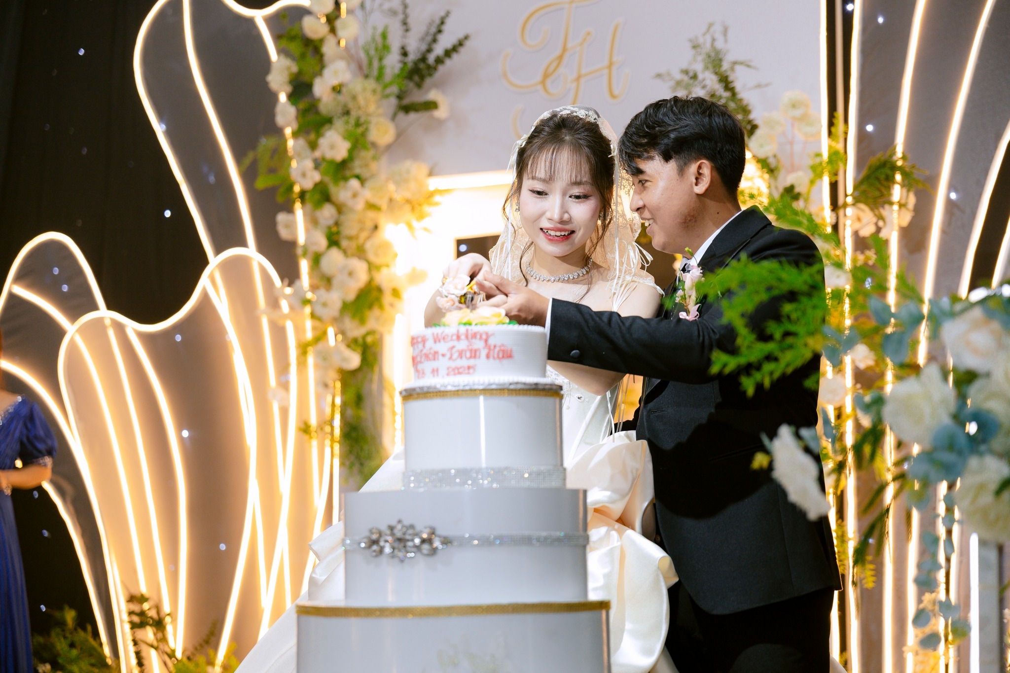 khoảnh khắc cắt bánh tình yêu