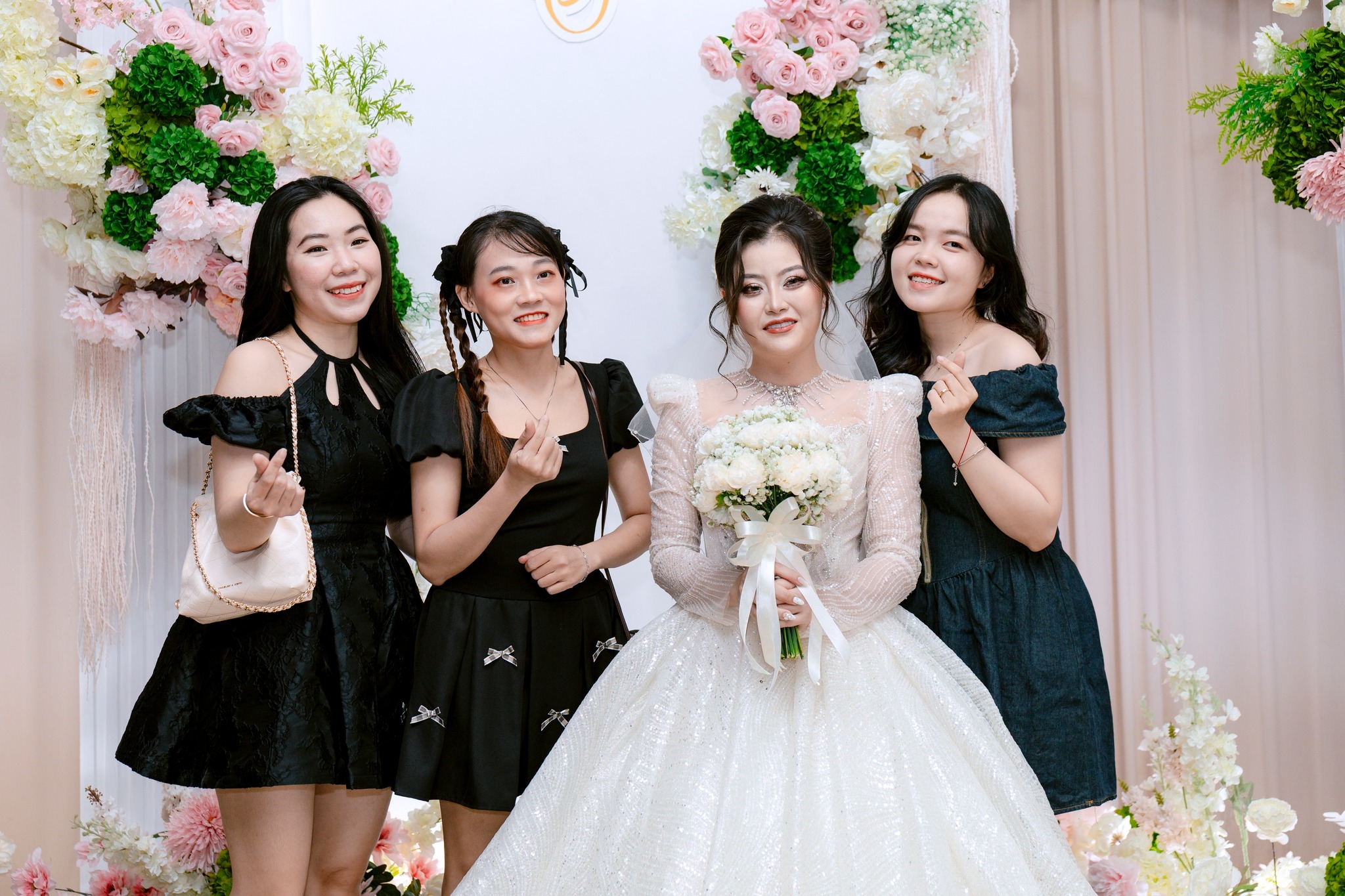 cô dâu chụp ảnh cùng bạn bè