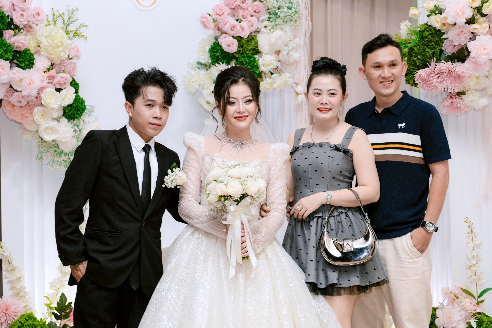 cô dâu chú rể chụp ảnh cùng bạn bè