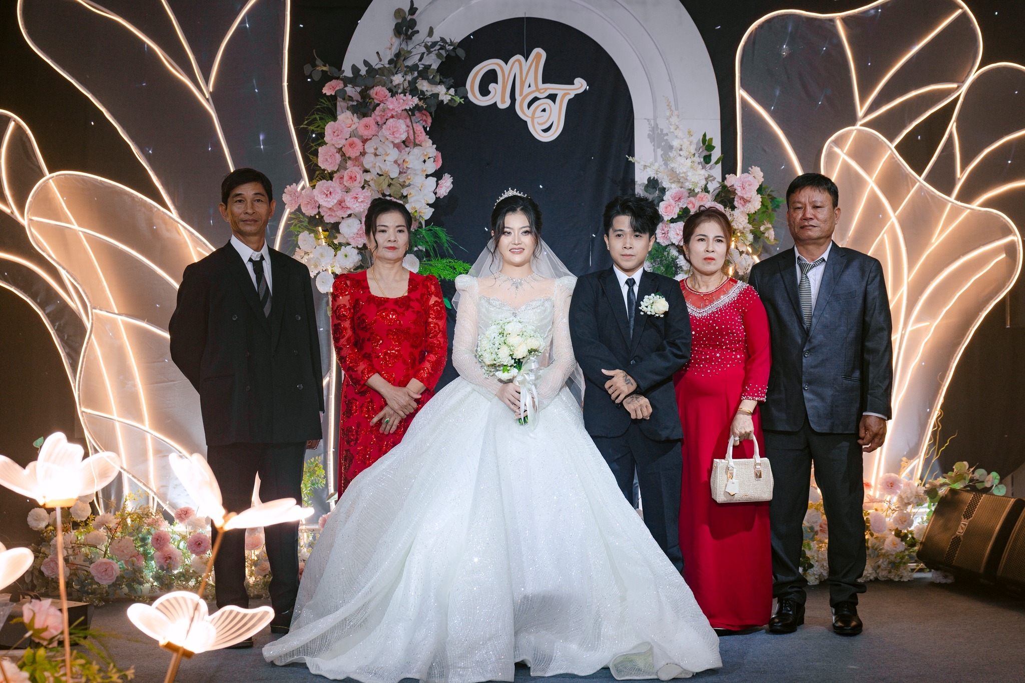 cô dâu chú rể cùng hai bên gia đình