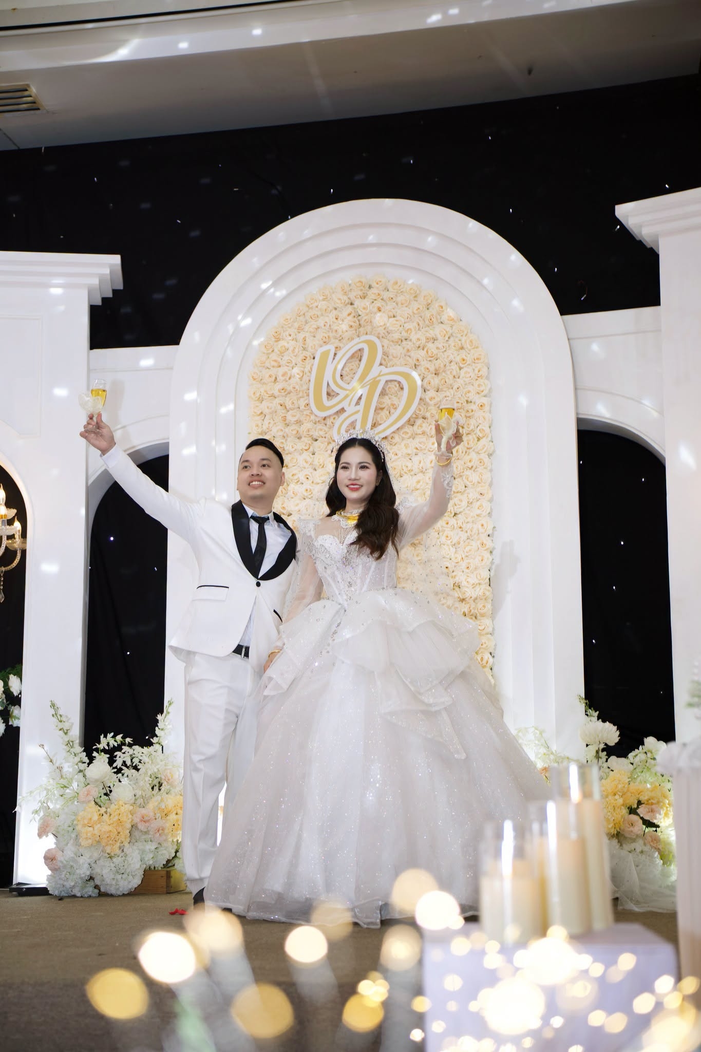 khoảnh khắc giao bôi của cô dâu chú rề