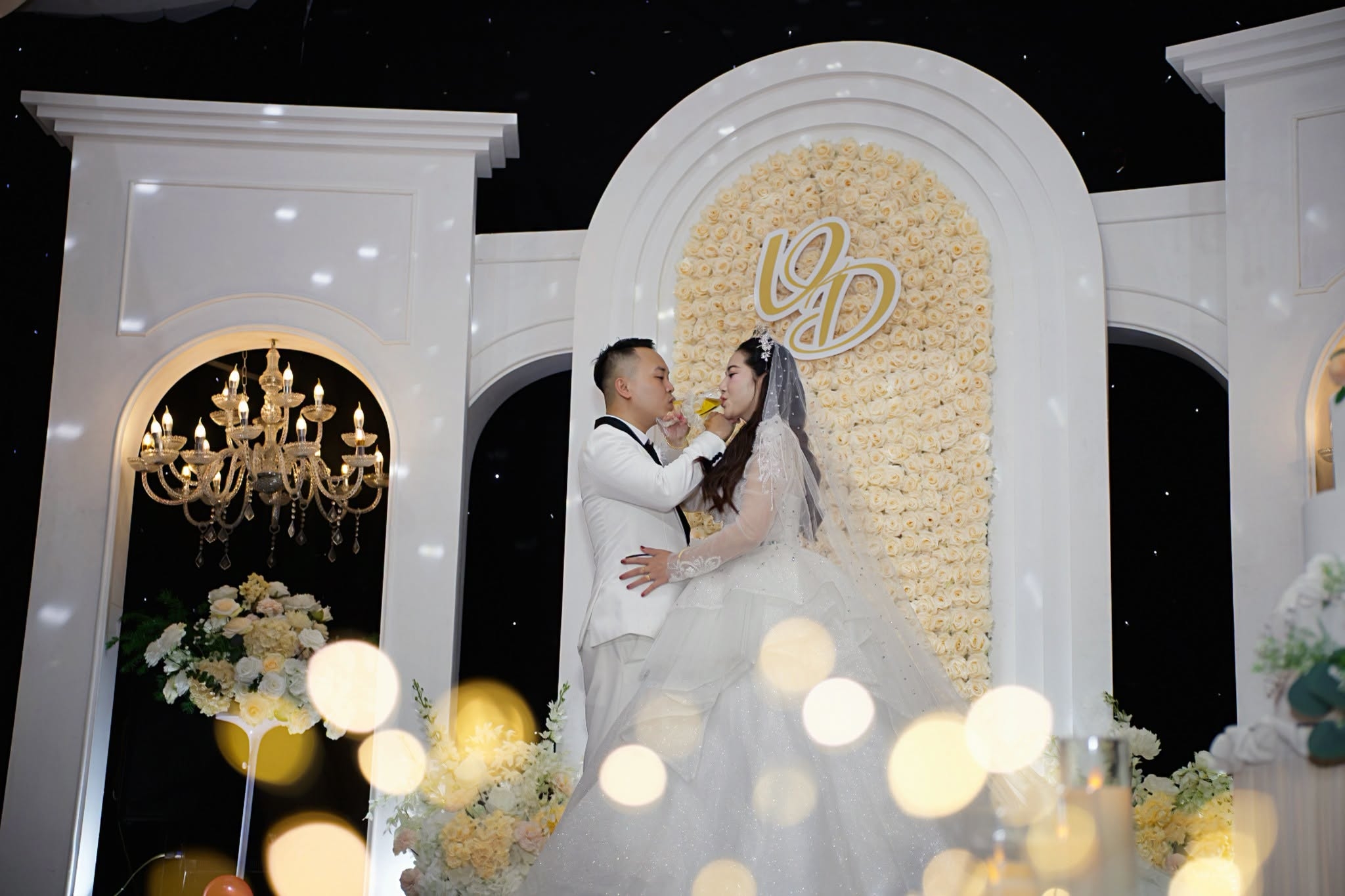 cô dâu chú rể uống rượu giao bôi