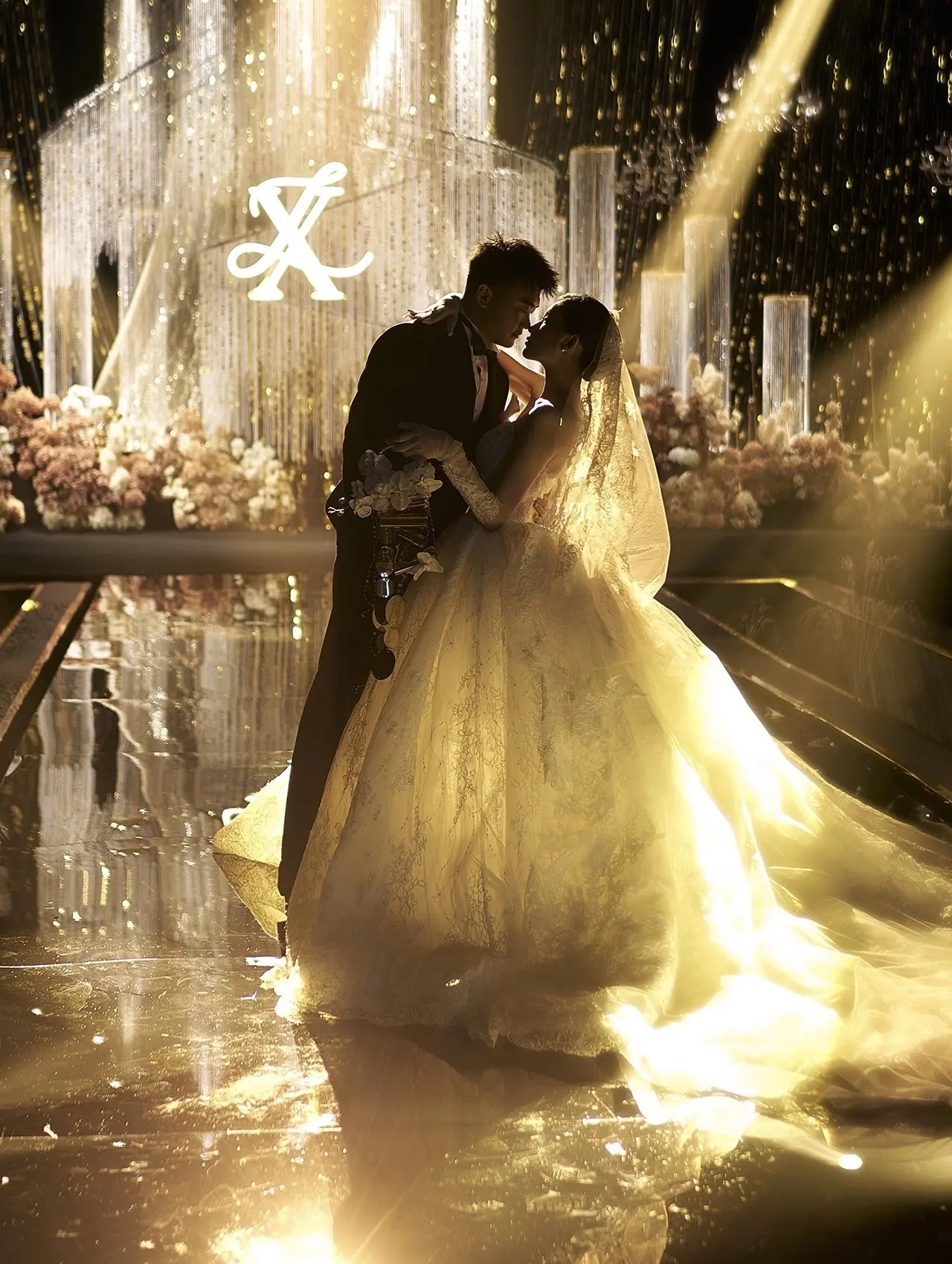 cô dâu chú rể cùng nhau khiêu vũ