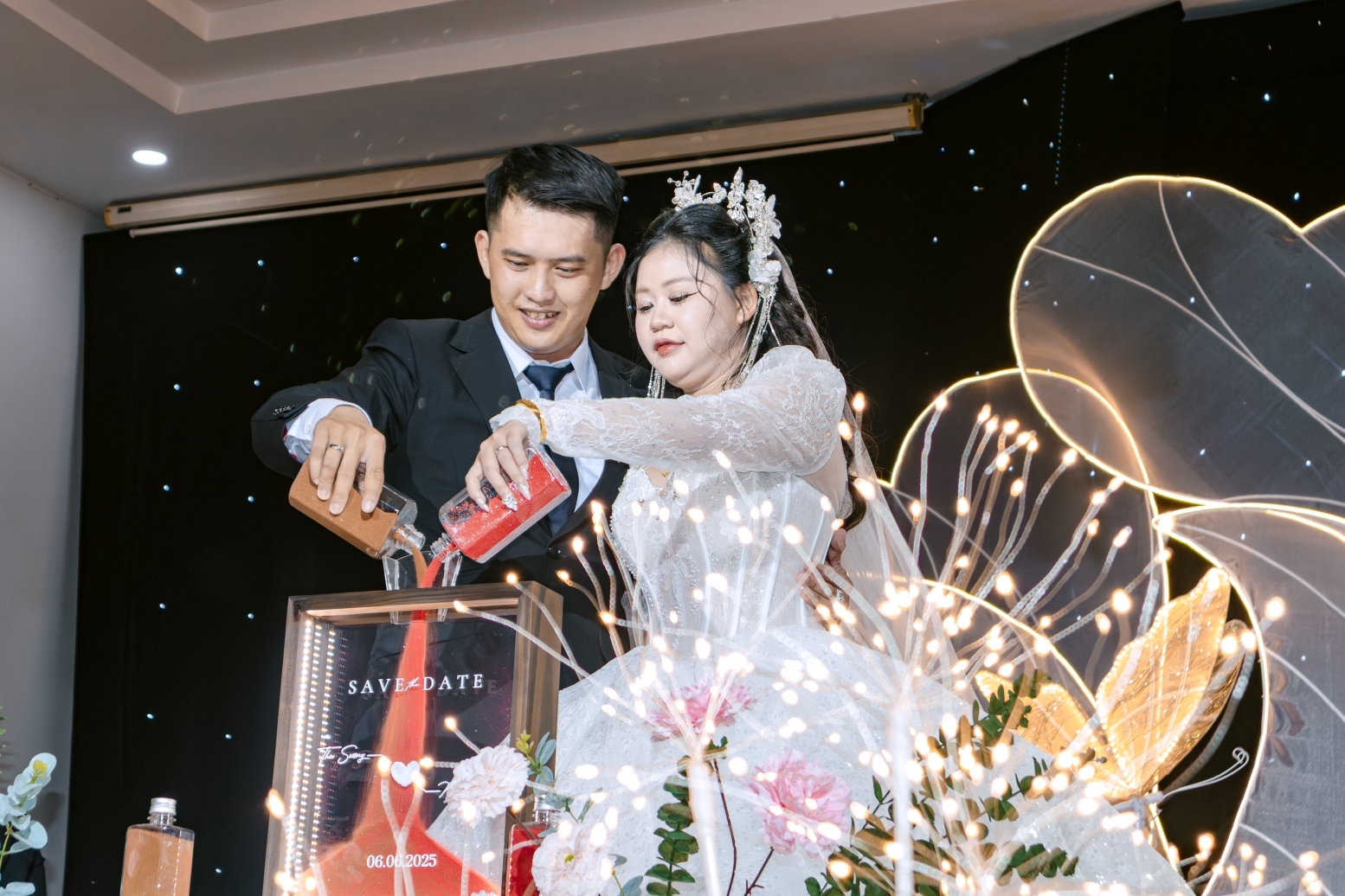 khoảnh khắc rót cát tình yêu của cô dâu chú rể