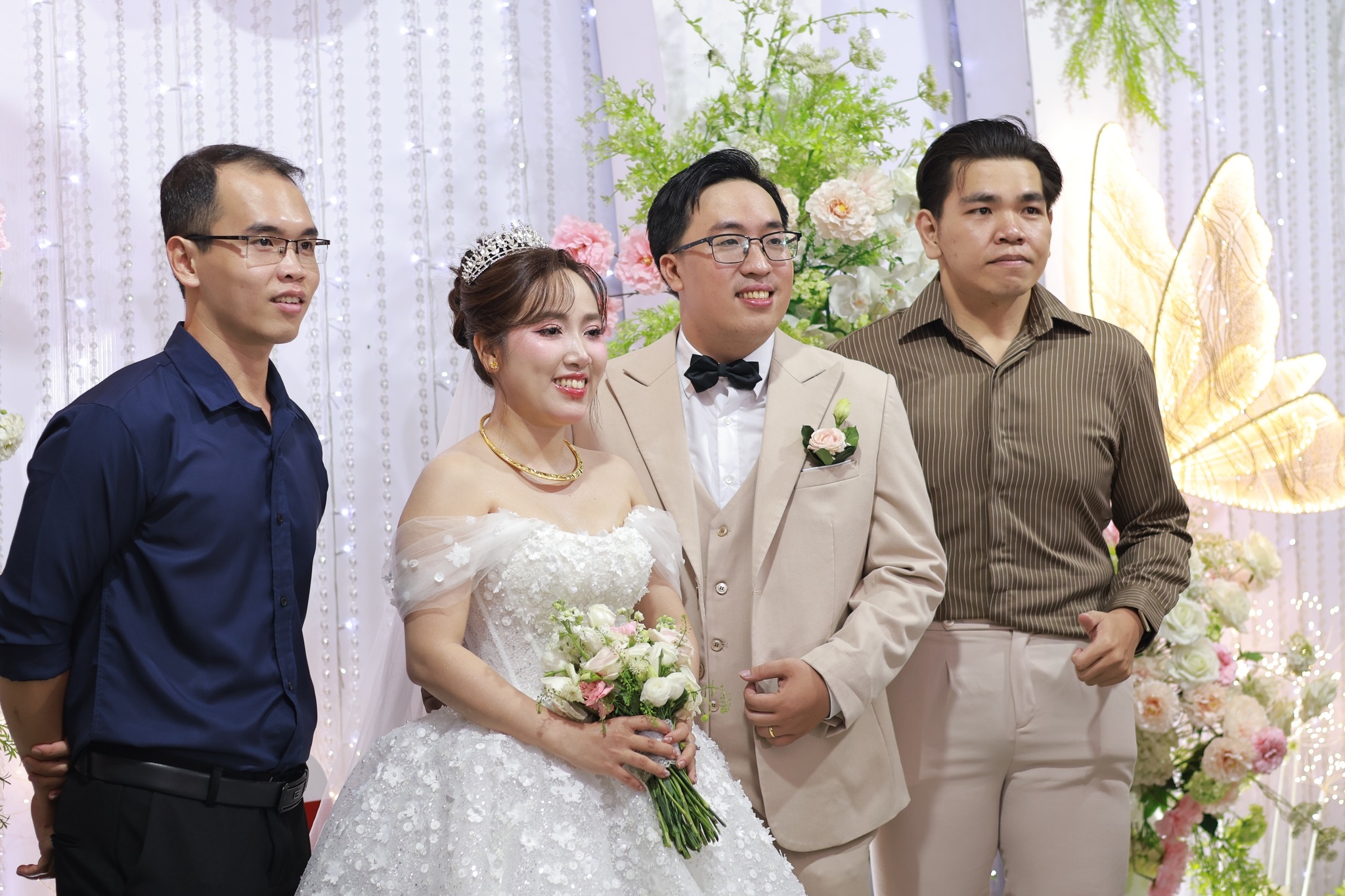 cô dâu chú rể chụp ảnh cùng bạn bè