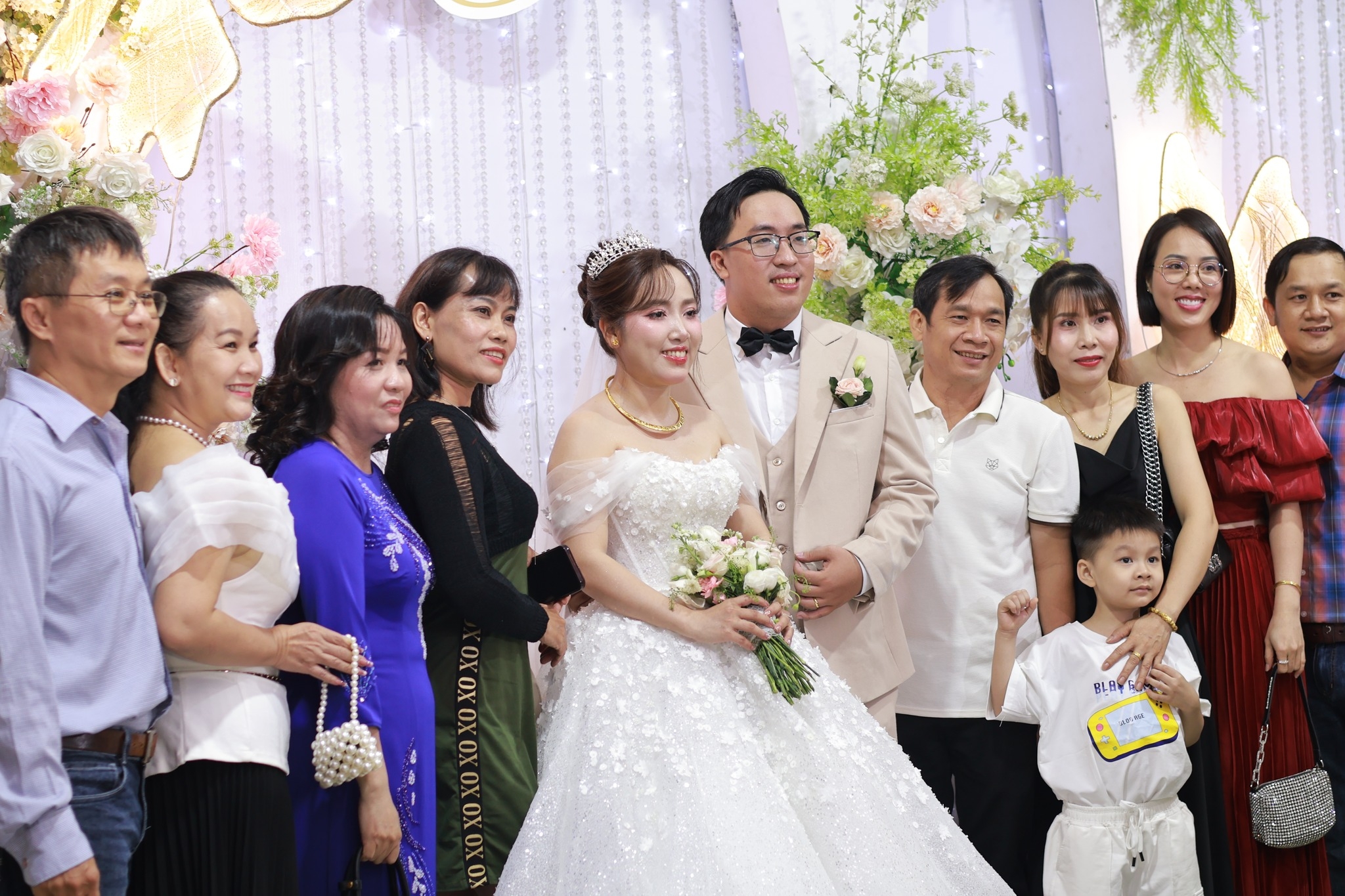 cô dâu chú rể chụp ảnh cùng bạn bè 2