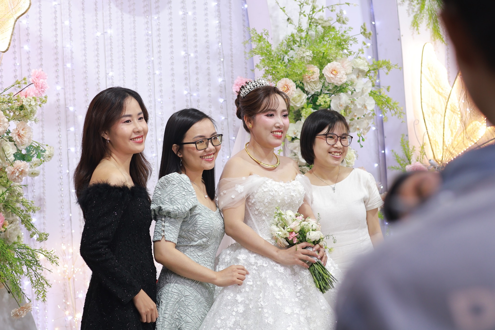 cô dâu chú rể chụp ảnh cùng bạn bè 3