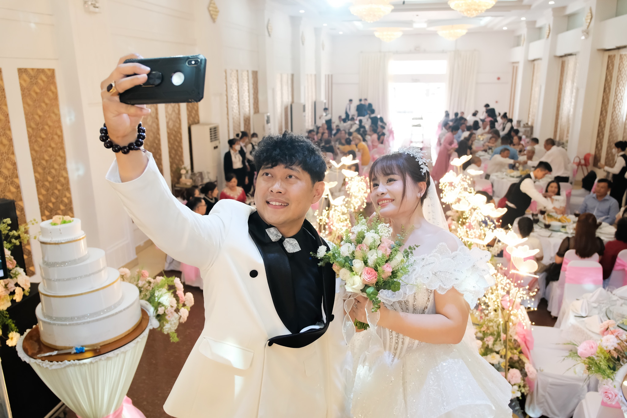 Khoảnh Khắc Ngọt Ngào Trong Ngày Cưới Kim Thi & Trung Tín