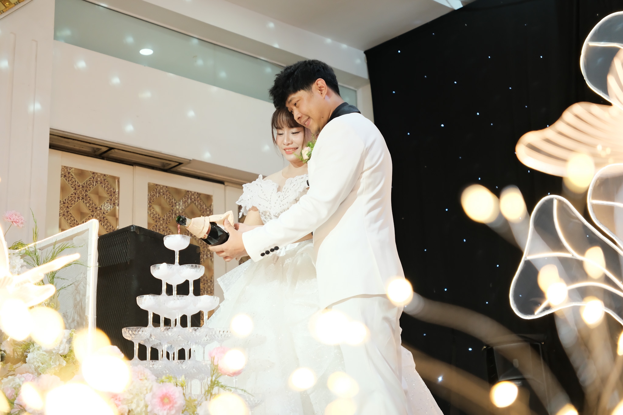 khoảnh khắc rót rượu hạnh phúc