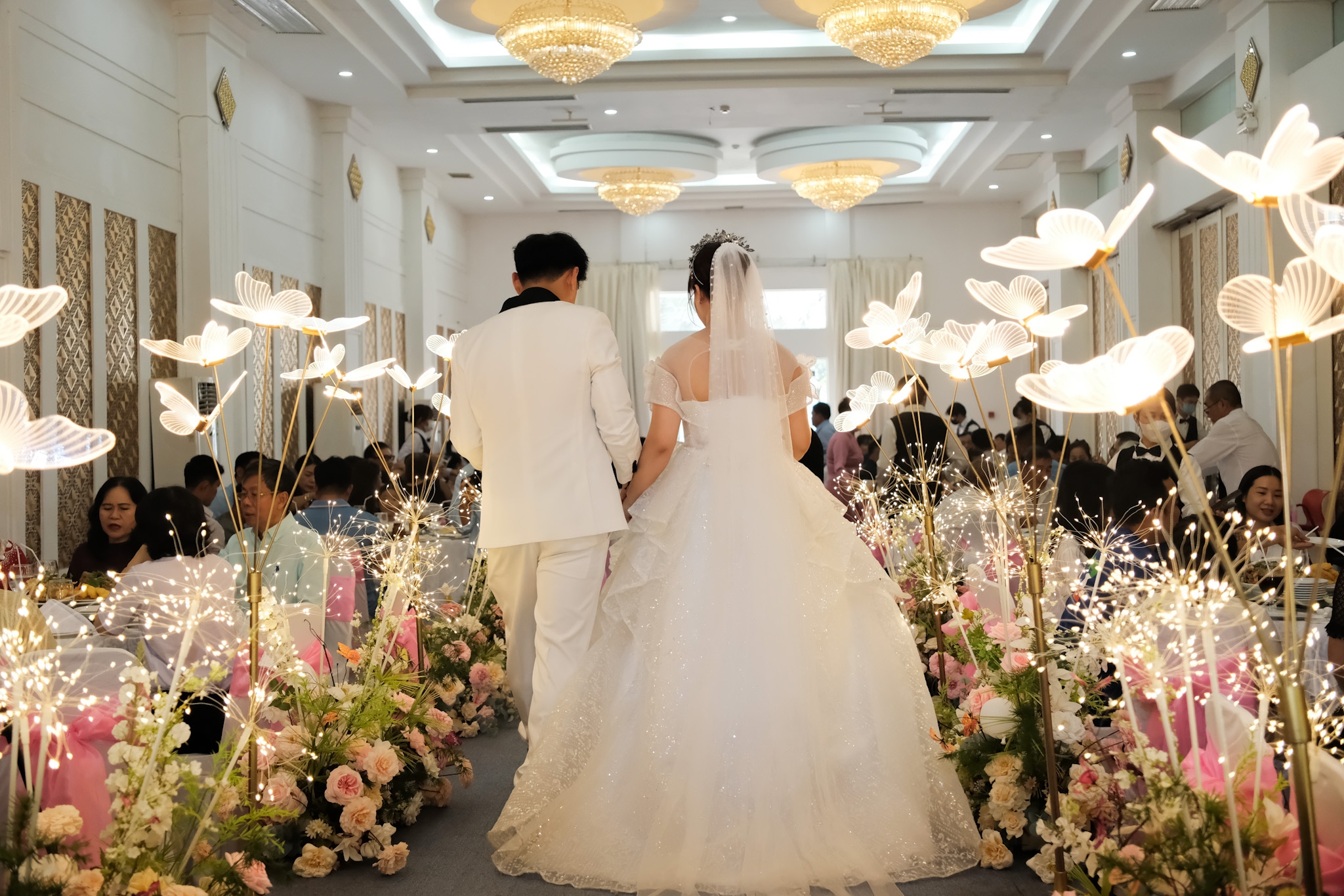 cô dâu và chú rể hạnh phúc bước xuống sảnh đường