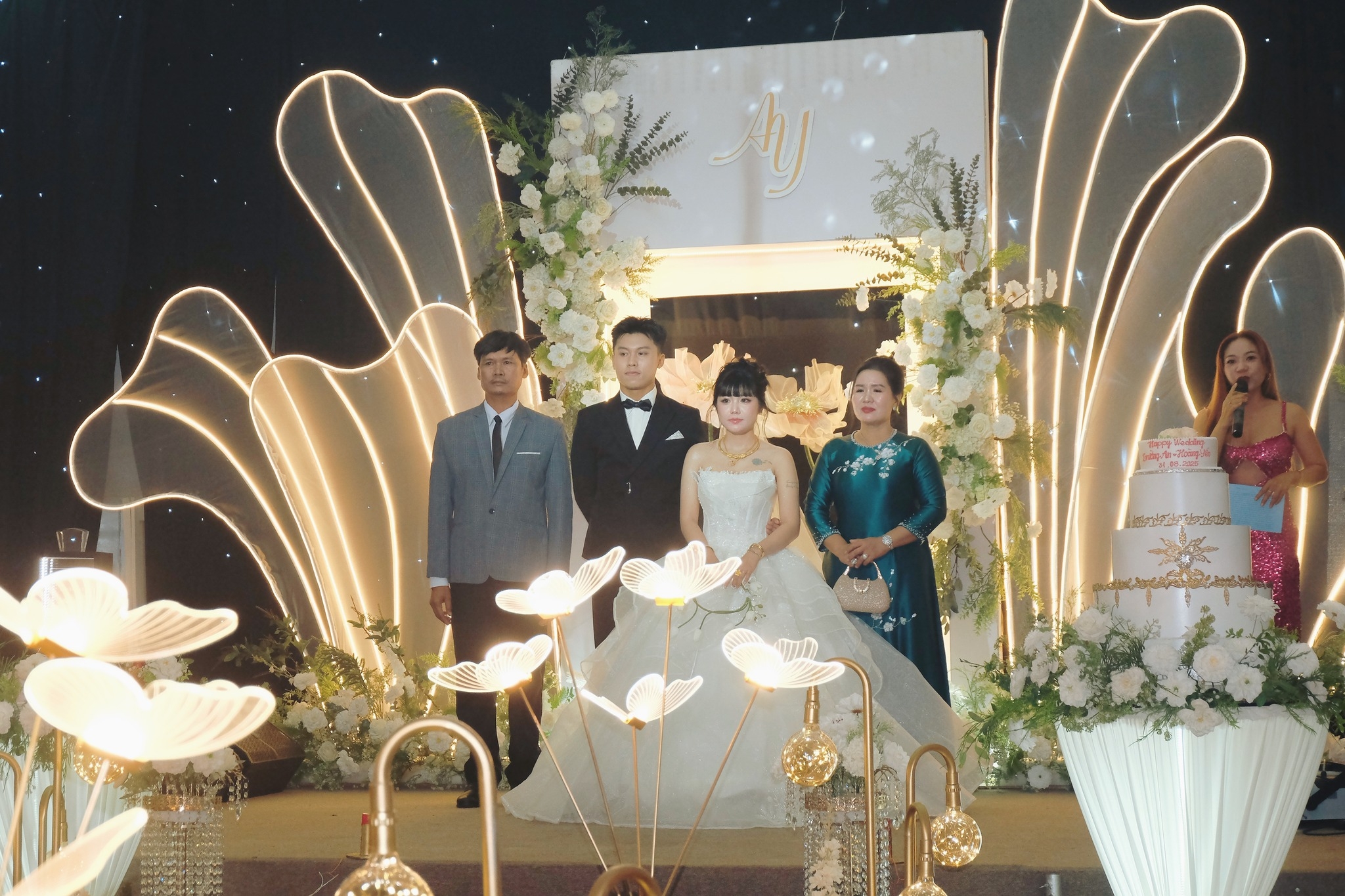 cô dâu chú rể và 2 bên gia đình