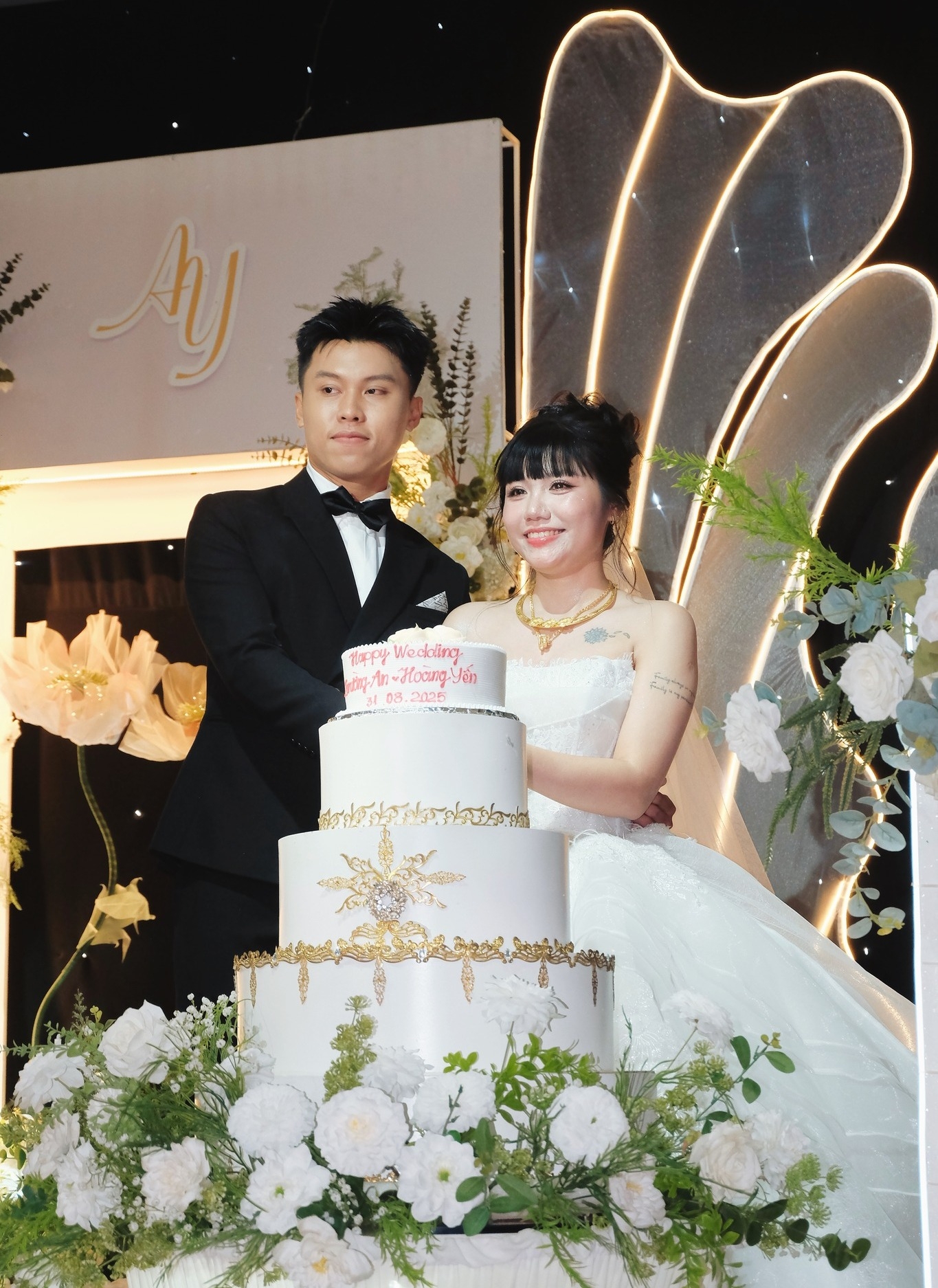 khoảnh khắc cắt bánh