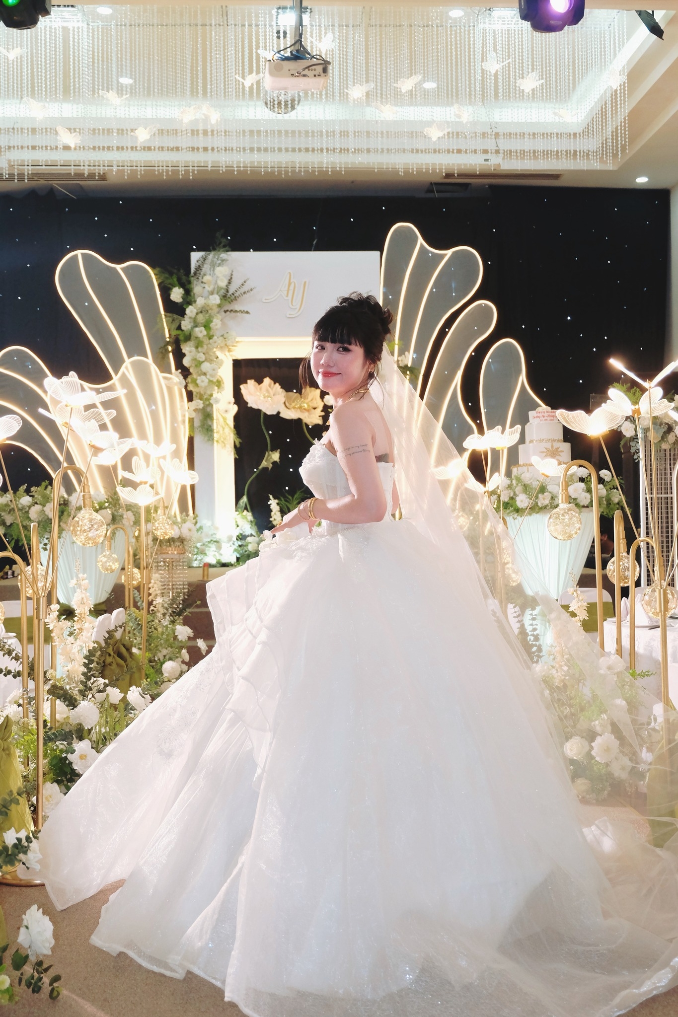 cô dâu hoàng yến trong bộ váy cưới