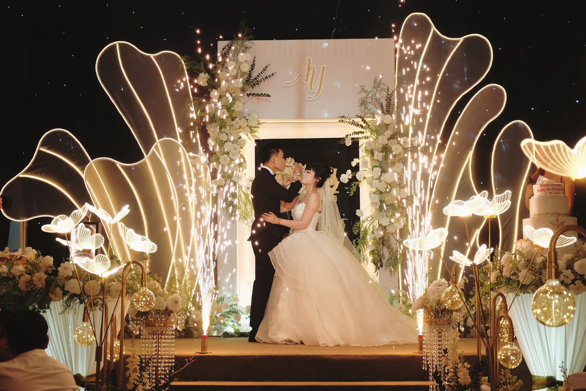 khoảnh khắc uống rượu giao bôi