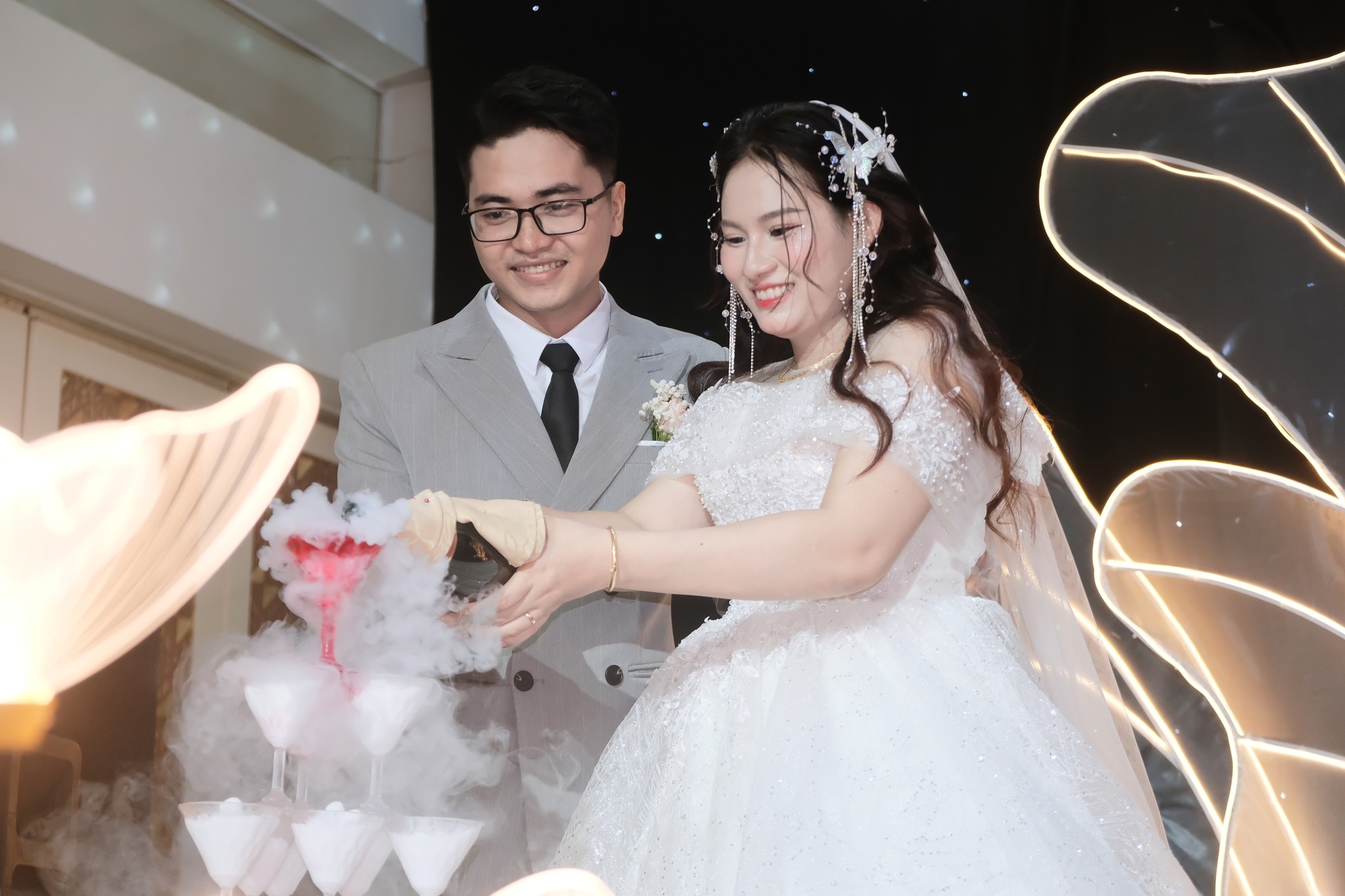 Khoảnh Khắc Thiêng Liêng Trong Tình Yêu Của Đức Huỳnh & Hồng Gấm