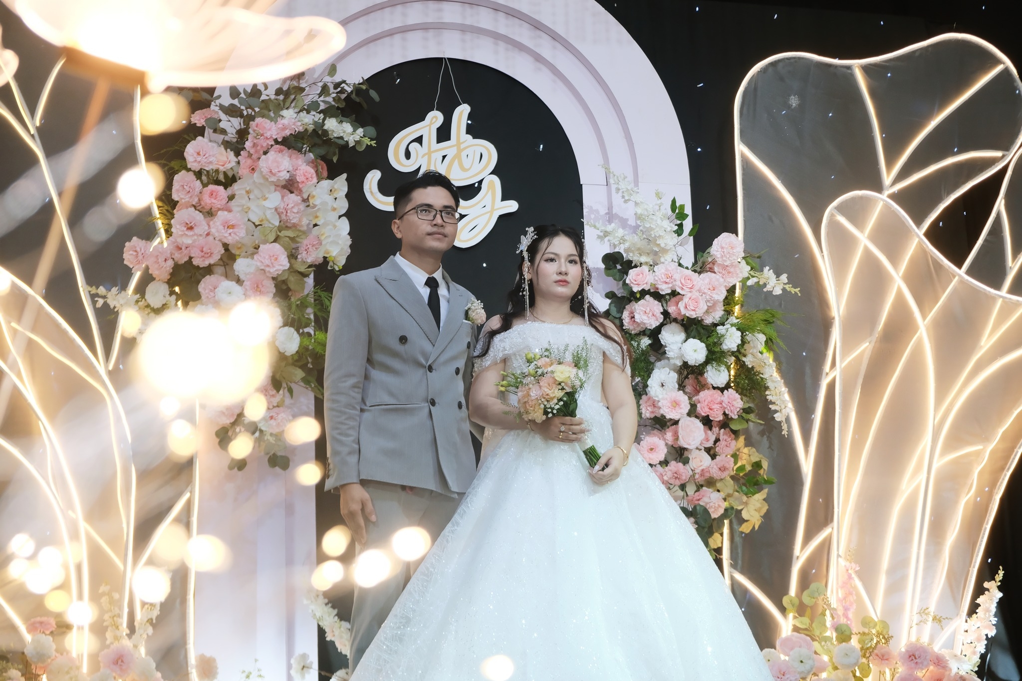 giây phút cô dâu chú rể hạnh phúc trên sân khấu