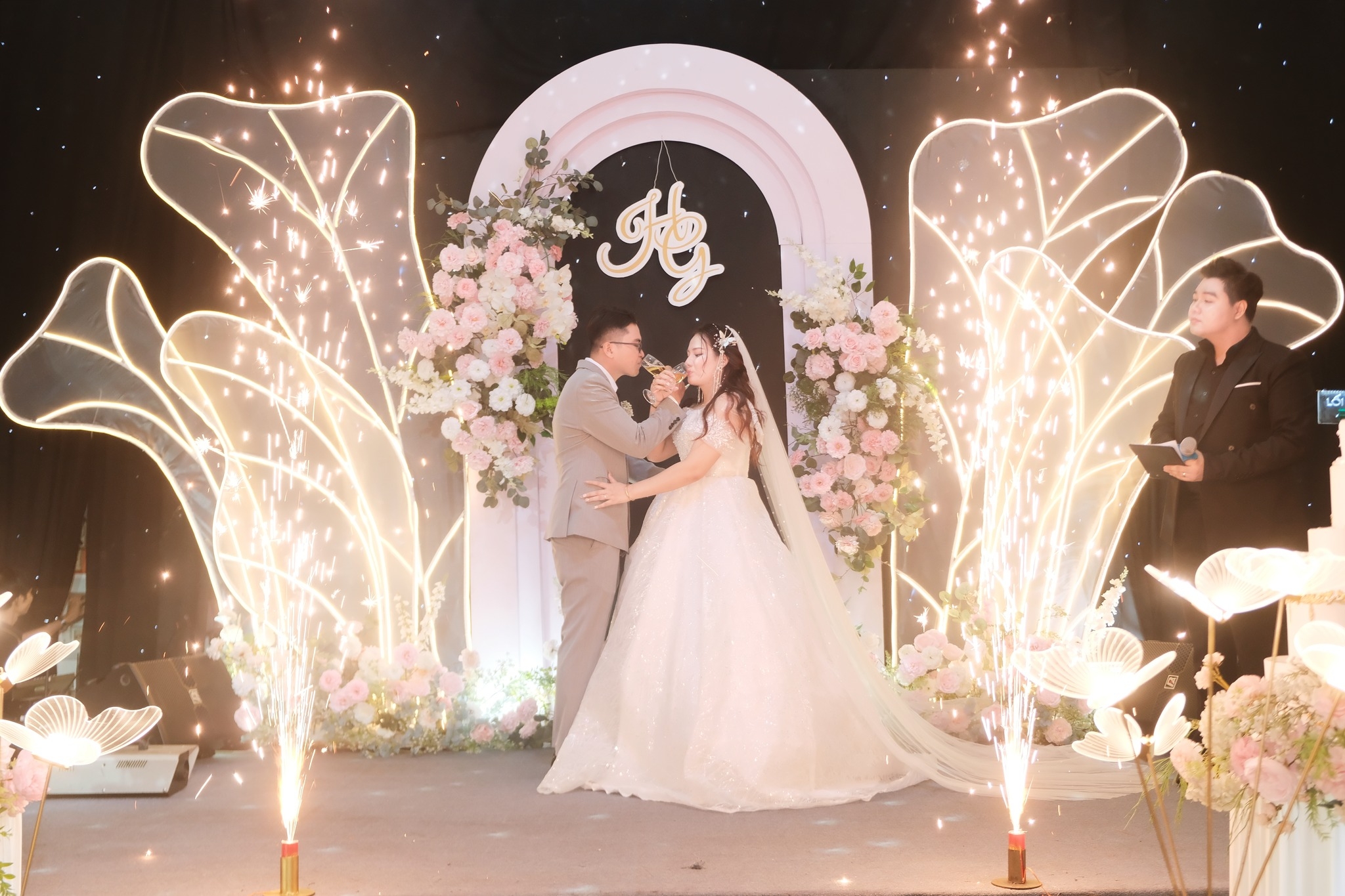 giây phút uống rượu giao bôi tại sun palace