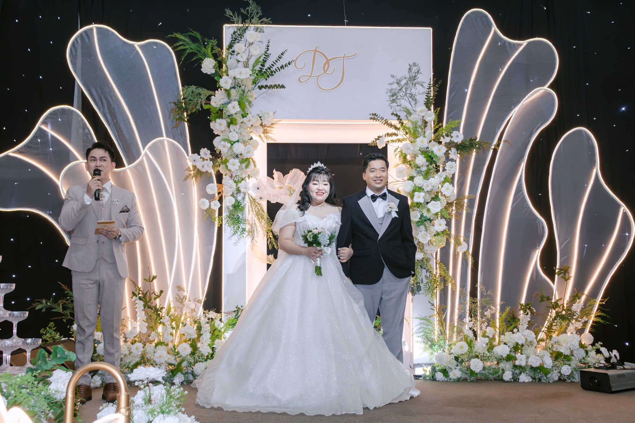 thùy dương và anh trung hạnh phúc trên sân khấu sun palace