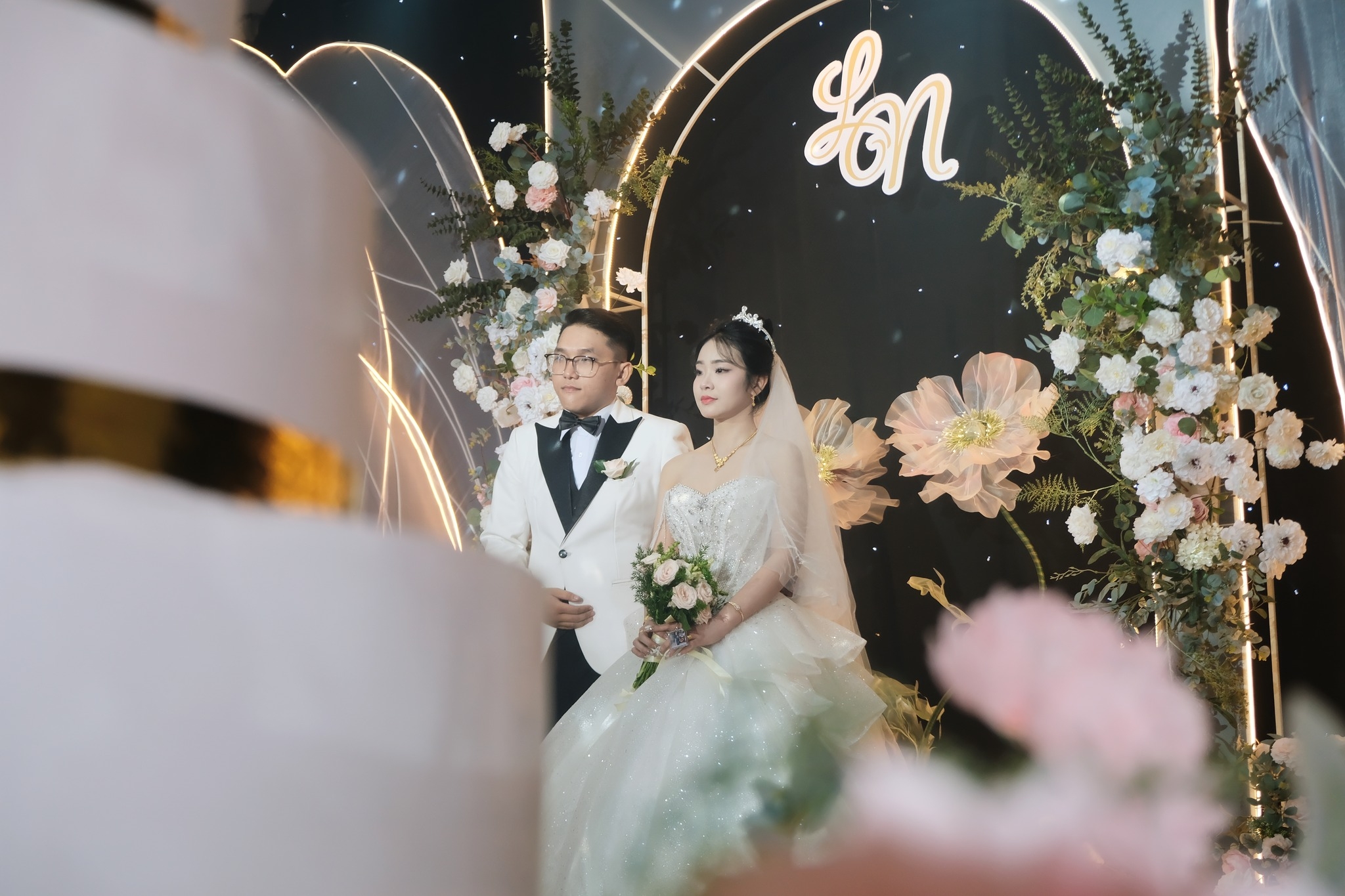 cô dâu chú rể đứng trên sân khấu