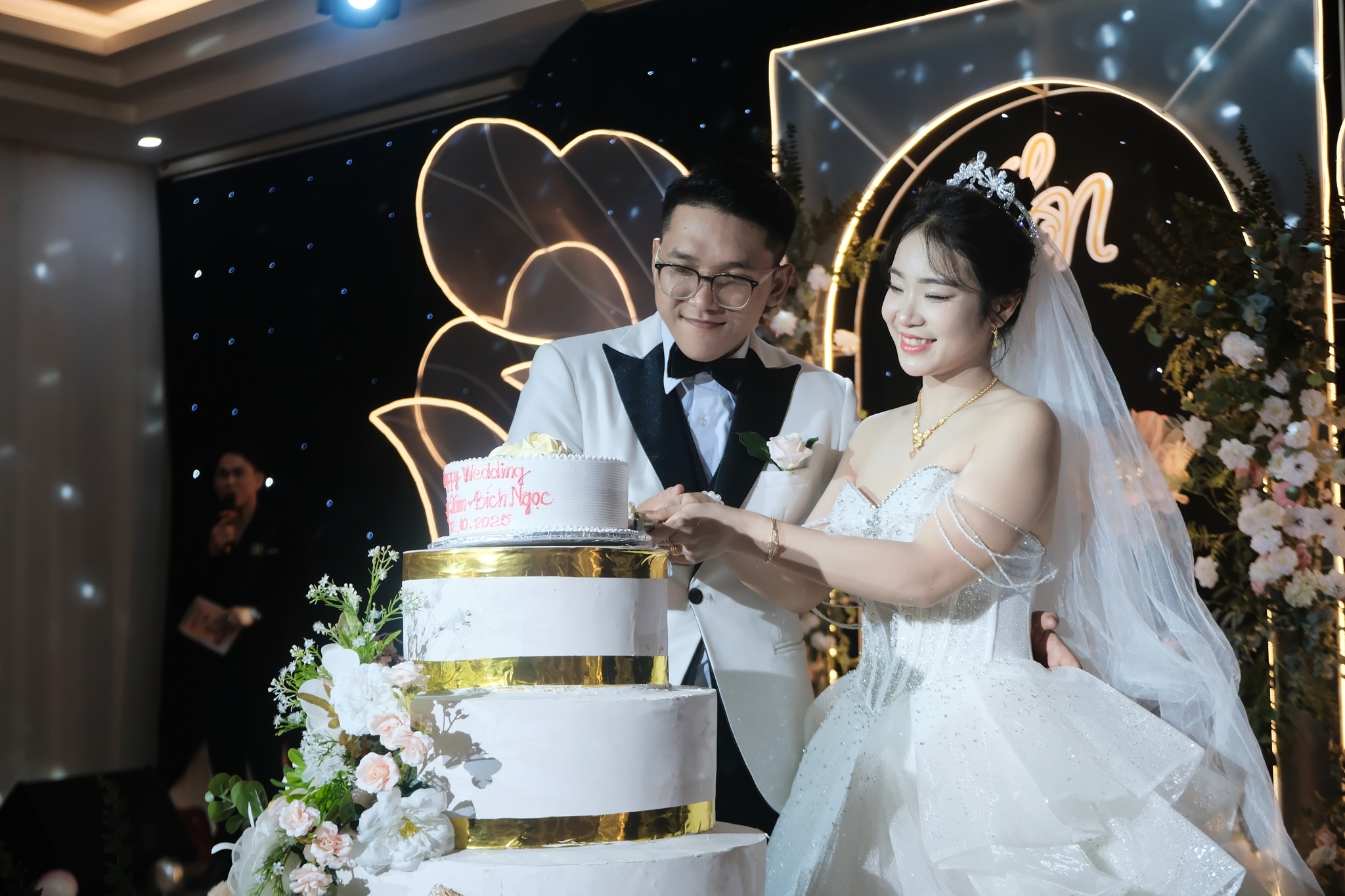 khoảnh khắc cô dâu chú rể cắt bánh tình yêu