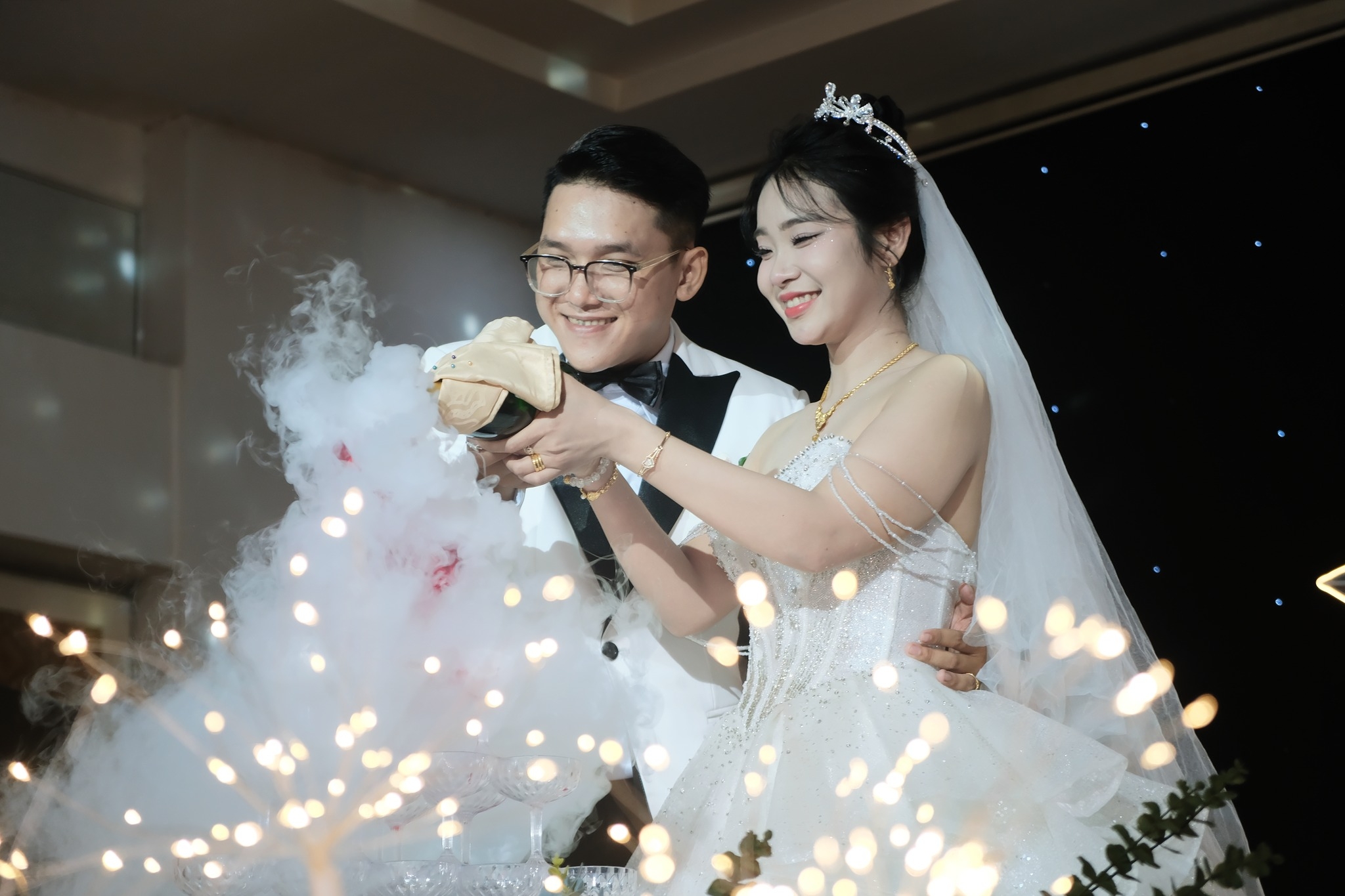 khoảnh khắc rót rượu tình yêu tại sun palace