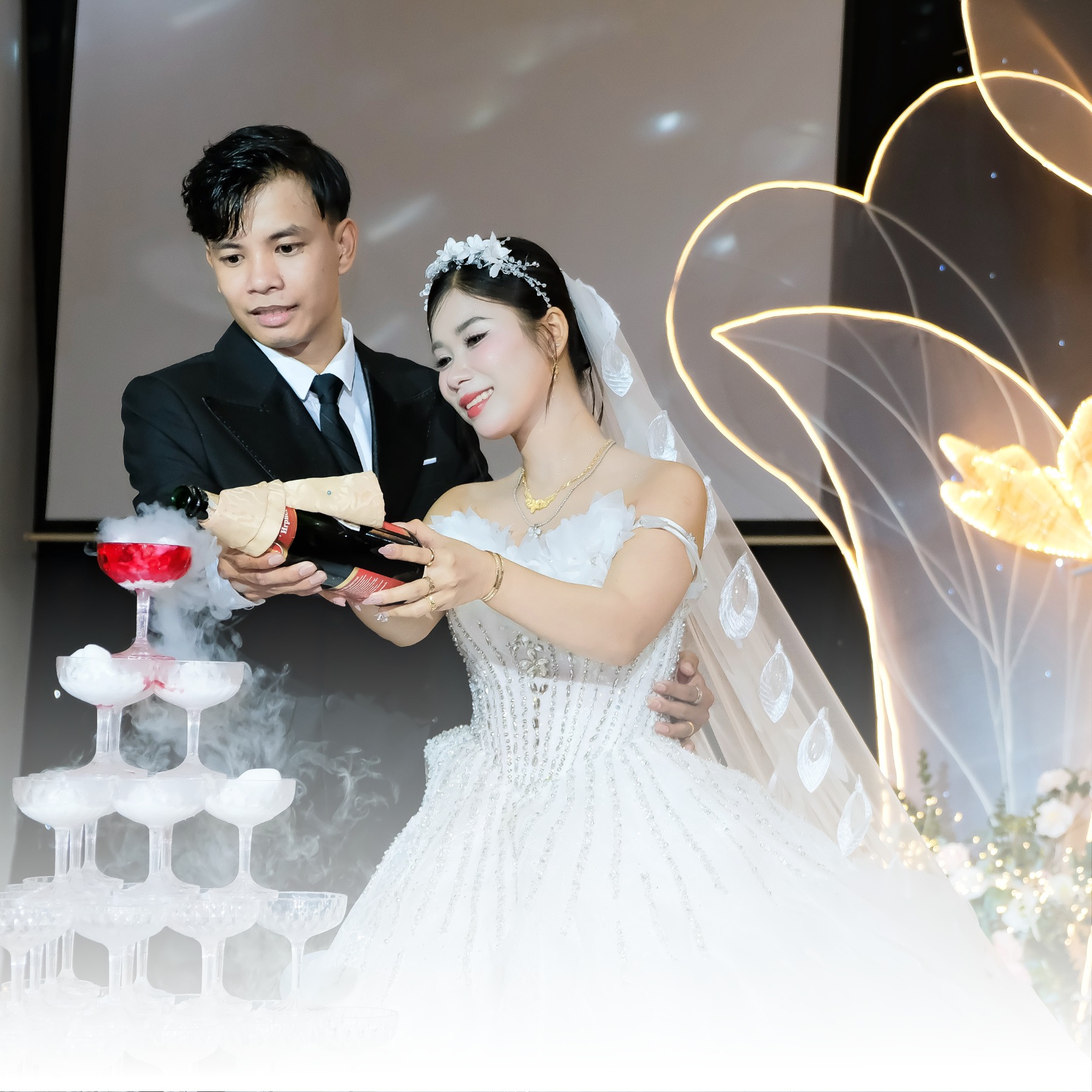 cô dâu chú rể rót rượu