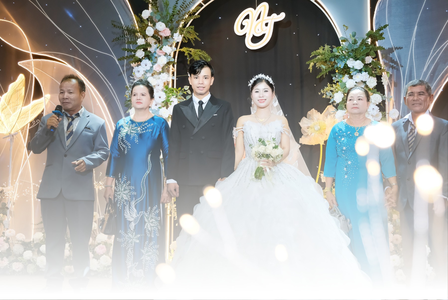 cô dâu chú rể cùng 2 bên gia đình