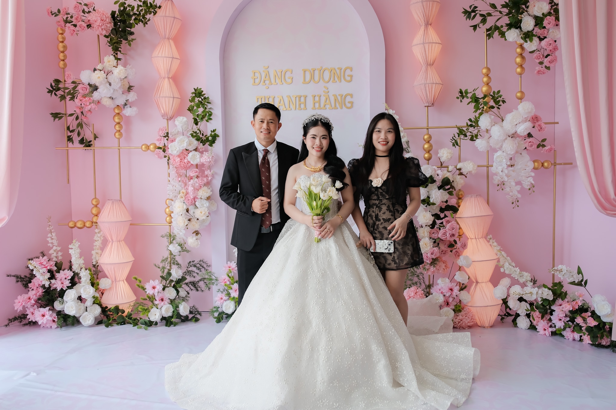 cô dâu chú rể bên mẫu cưới mới sun palace