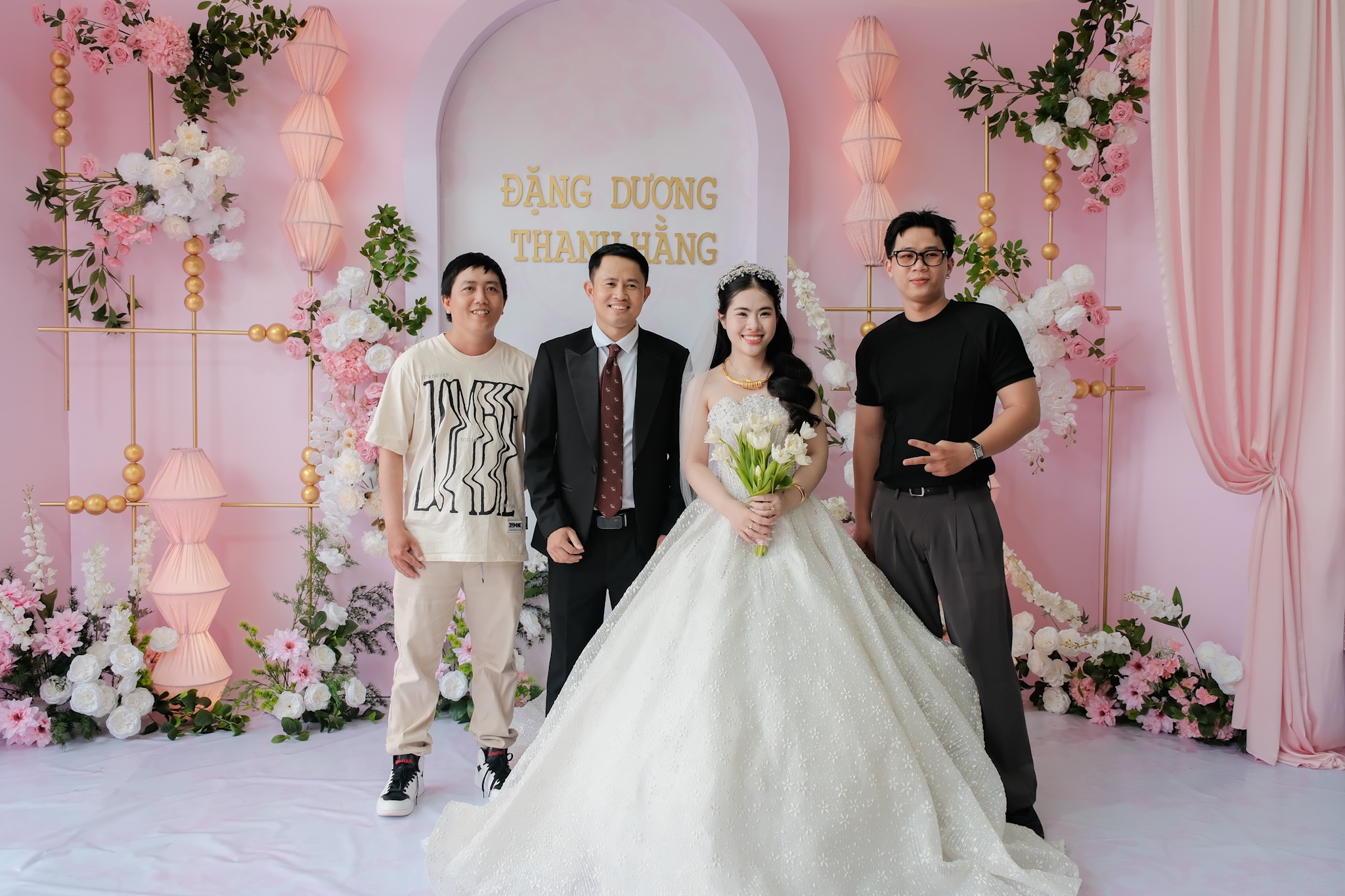 cô dâu chú rể chụp ảnh cùng bạn bè