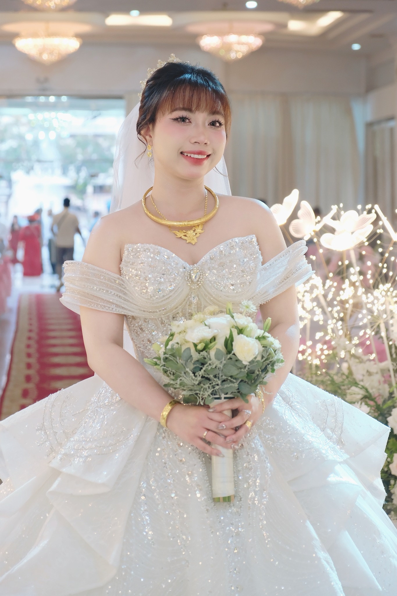 cô dâu bội như rạng rỡ trong ngày trọng đại