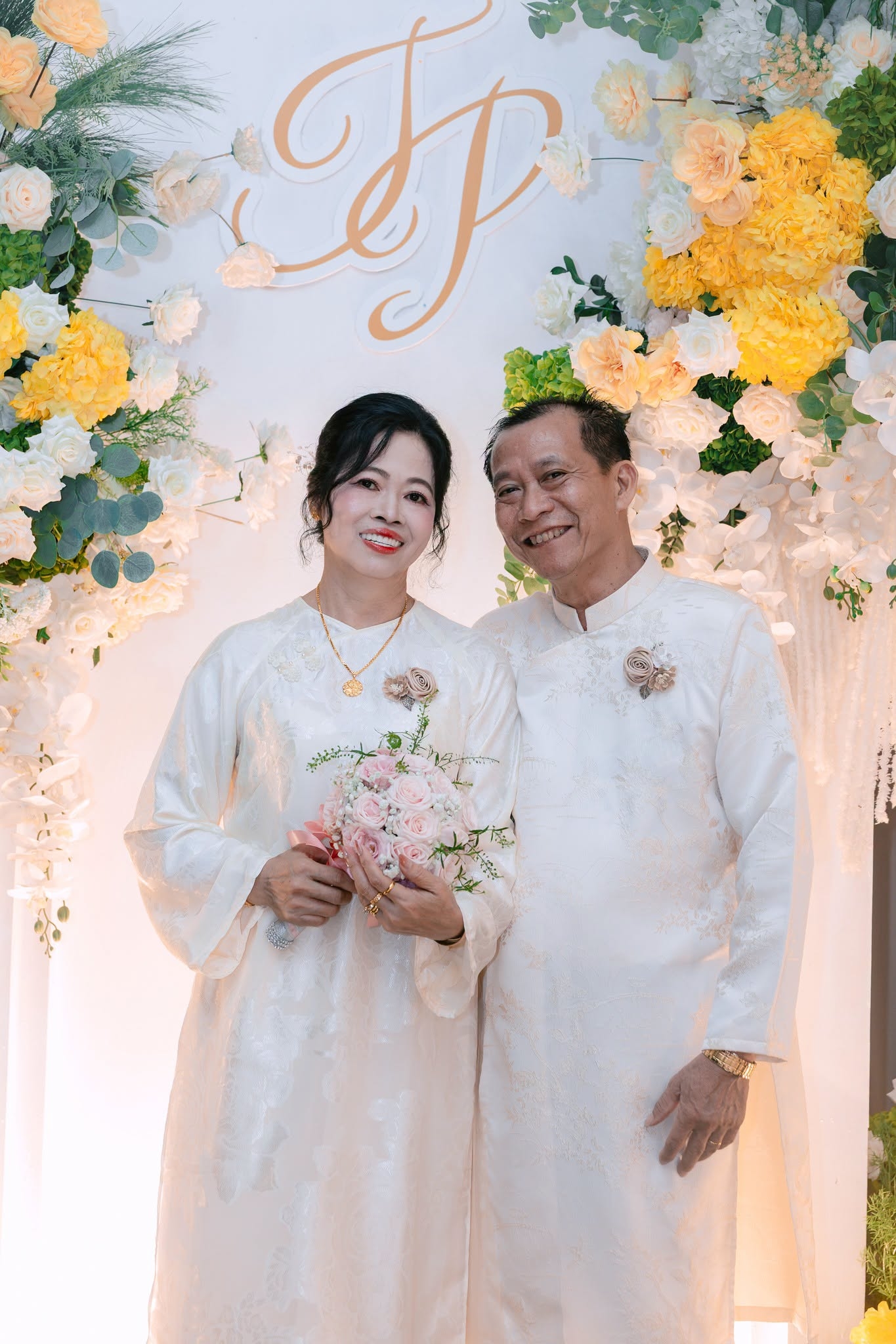 cô dâu chú rể chụp hình cùng nhau