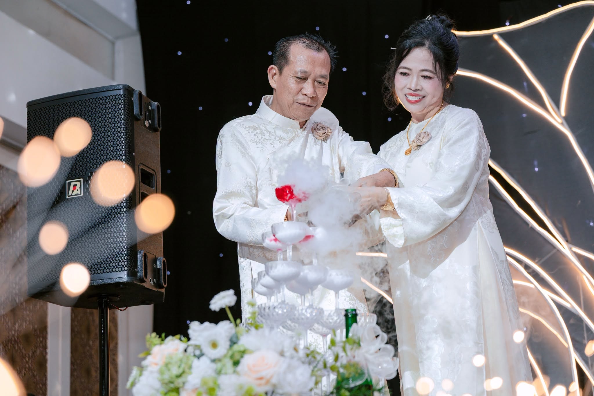 cô dâu chú rể rót rươu uyên ương