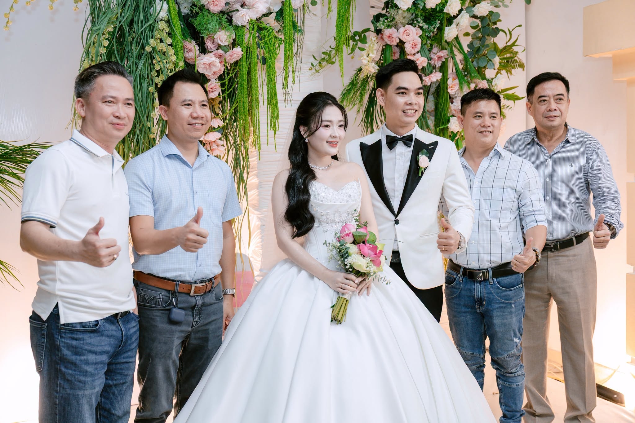 Một ngày cưới đẹp thường bắt đầu từ những điều rất khẽ