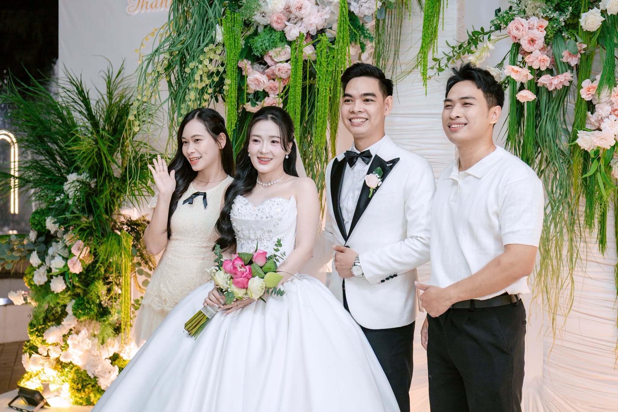 cô dâu chú rể chụp ảnh cùng bạn bè