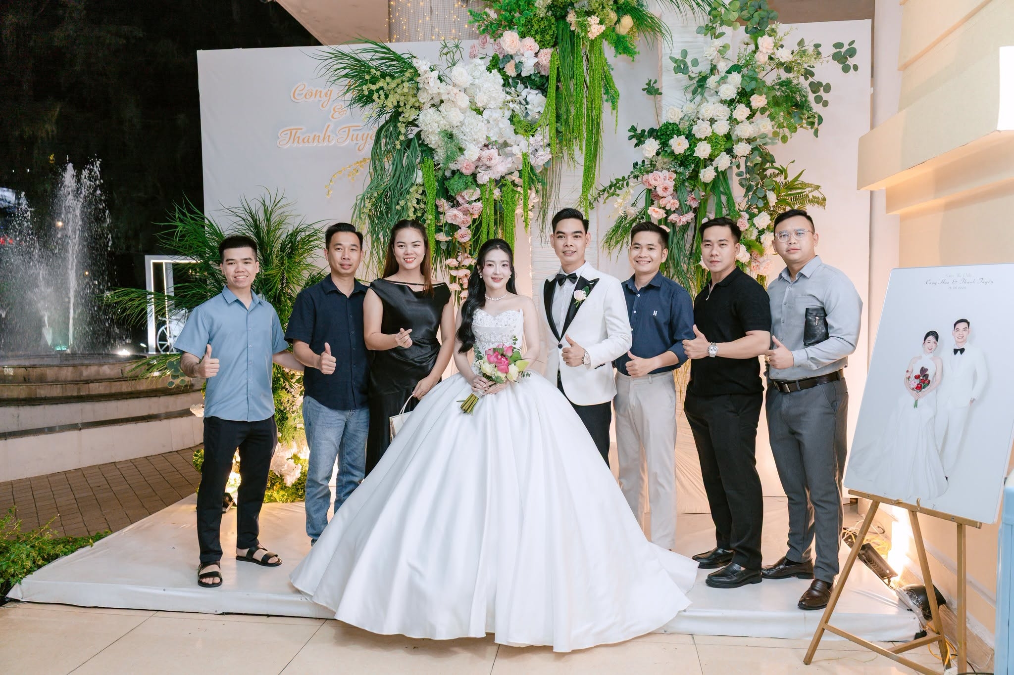 cô dâu chú rể chụp ảnh cùng dàn khách mời