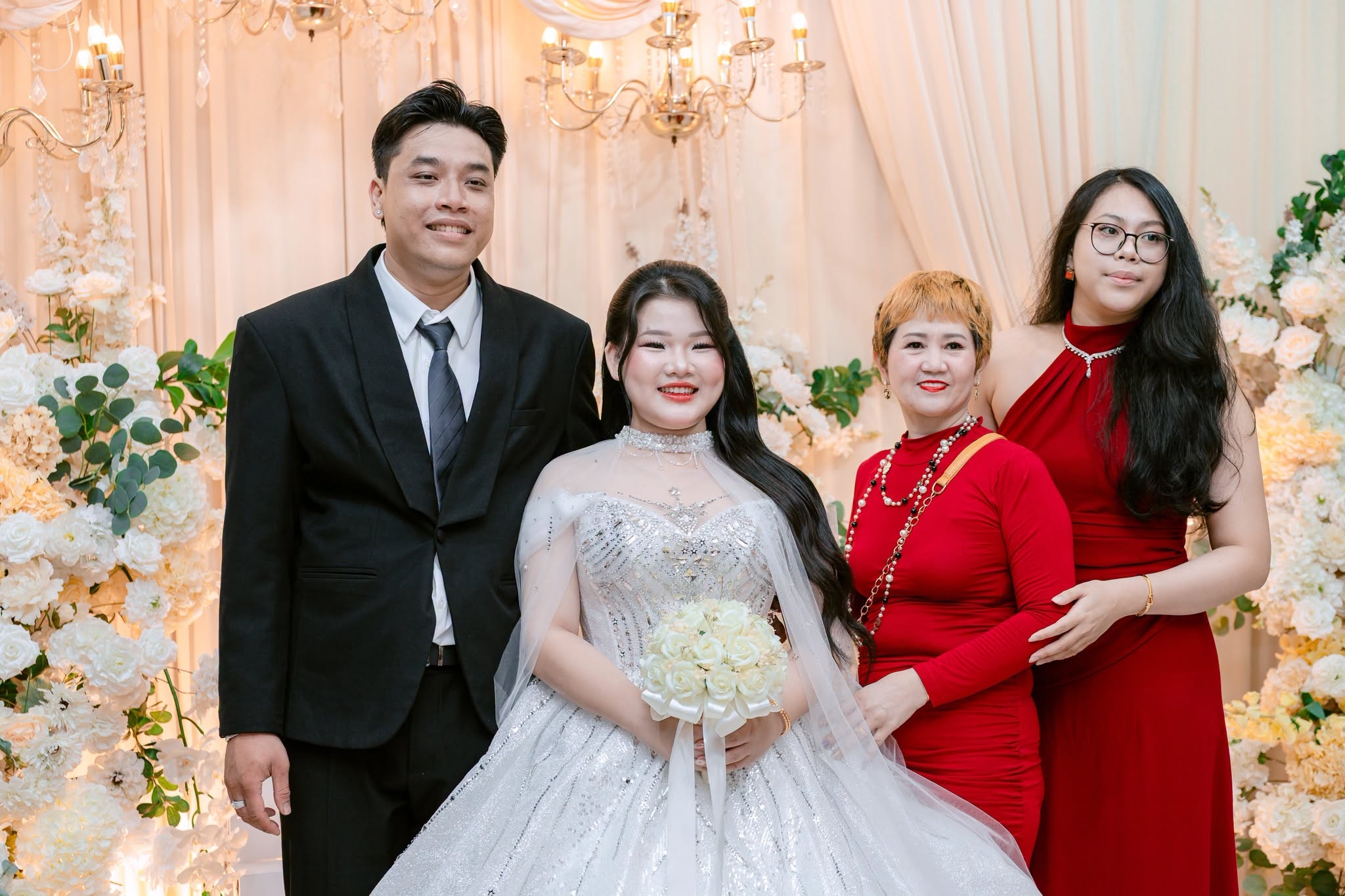 Một nụ cười. Một cái nắm tay. Và một ánh mắt chỉ dành riêng cho nhau.