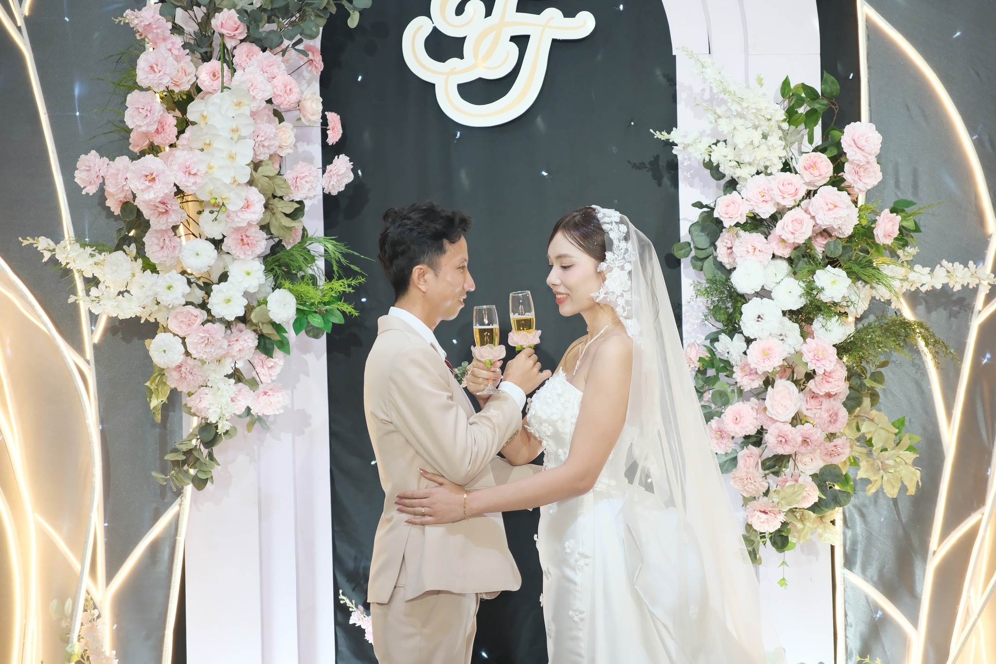 khoảnh khắc uống rượu giao bôi