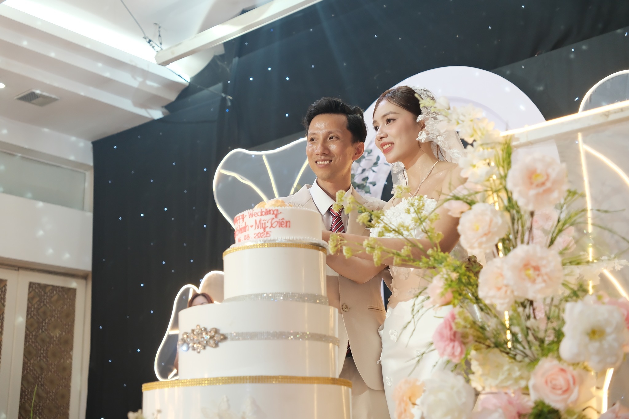 cô dâu chú rể cắt bánh tình yêu