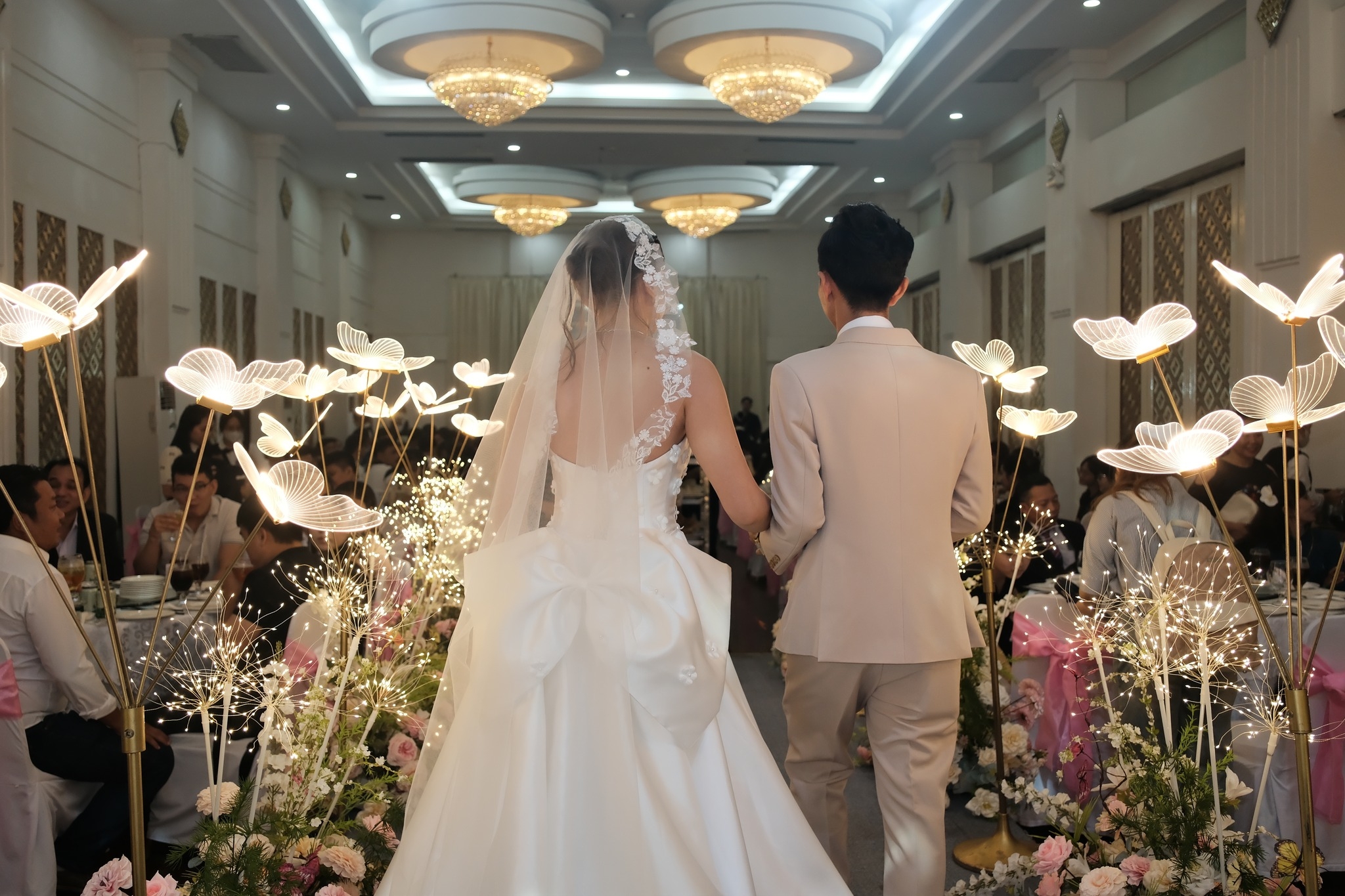 cô dâu chú rể bước xuống lễ đường