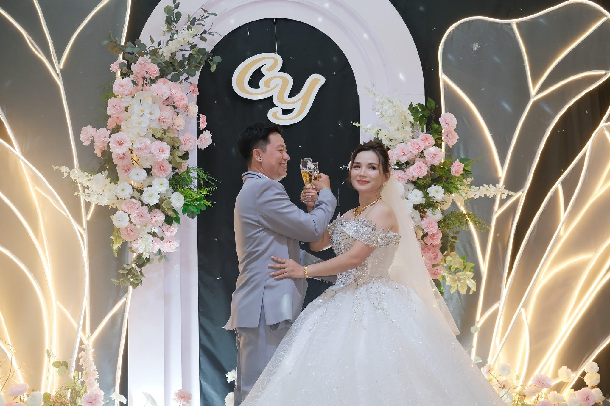 cô dâu chú rể hạnh phúc trên sân khấu sun palace