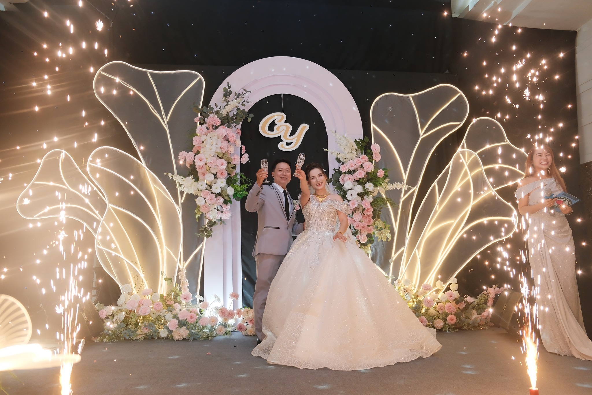 khoảnh khắc uống rượu giao bôi tại sun palace